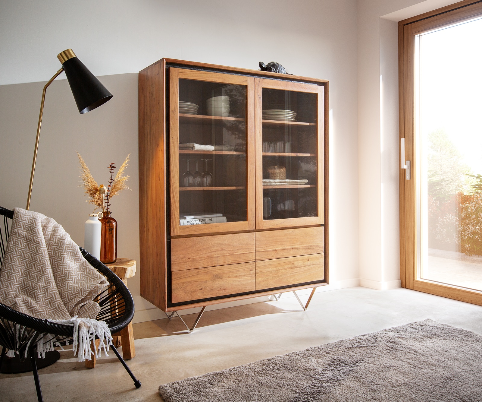 Vitrinekast Stonegrace 115x150 acacia natuur 2 deuren 4 laden steenfineer V-poot 1