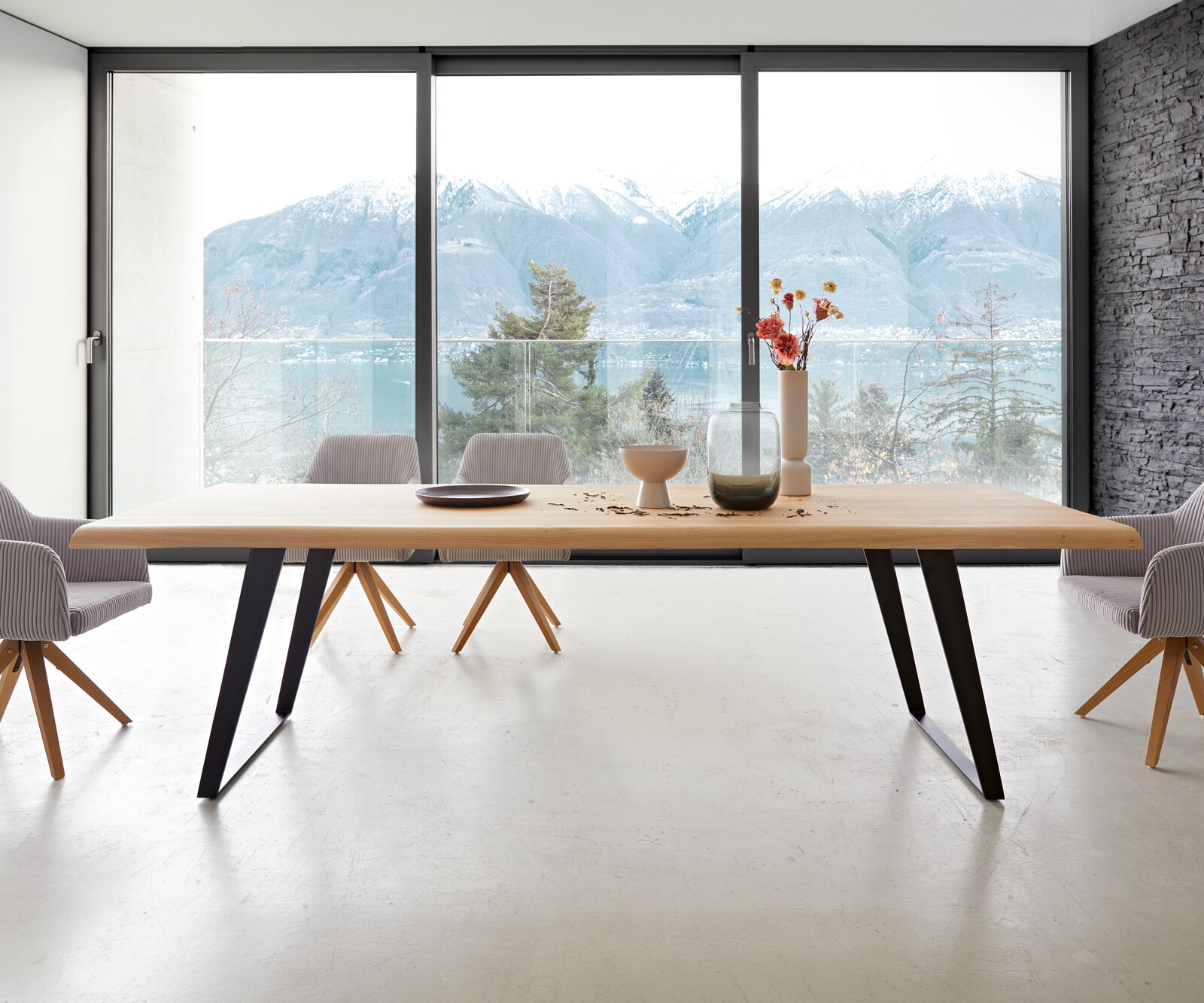 Eettafel Edge 260x100 eiken natuur metaal schuin zwart  Live-Edge 2