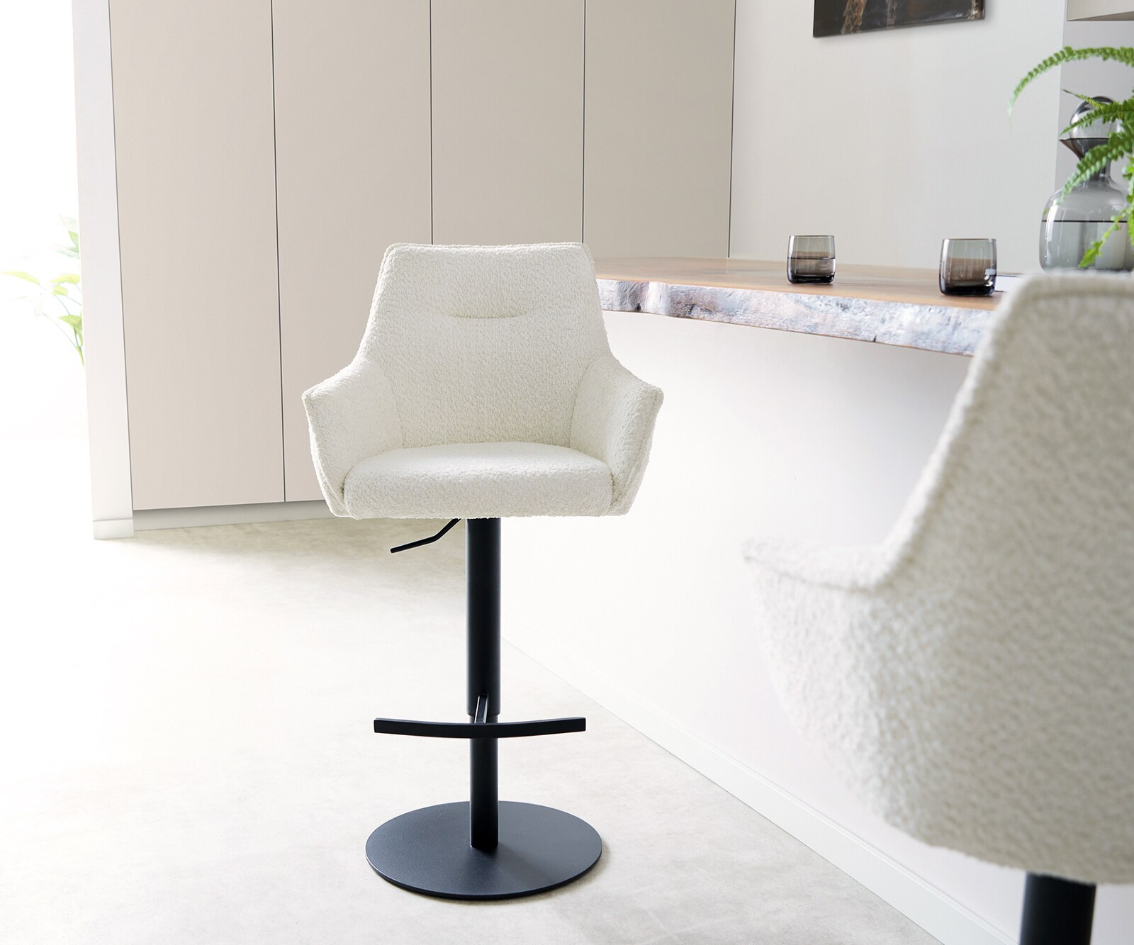 Barstoel Alja-Flex bouclé Wit Draaivoet in hoogte verstelbaar Metaal Zwart Draaibaar Pocketvering 2