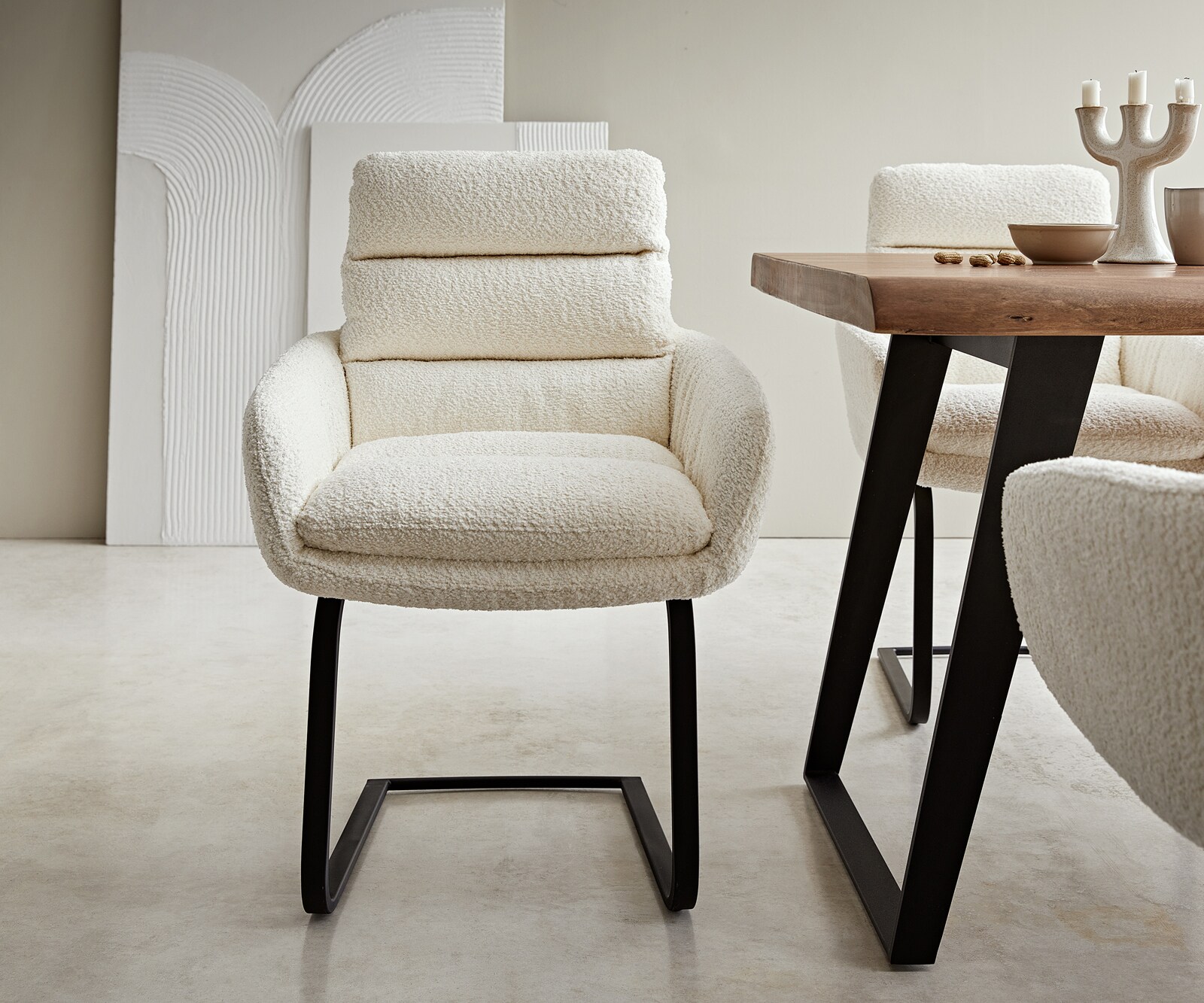 Sledemodel Abelia-Flex met armleuning bouclé wit sledemodel vlak zwart 1 Sledemodel Abelia-Flex met armleuning bouclé wit sledemodel vlak zwart 1