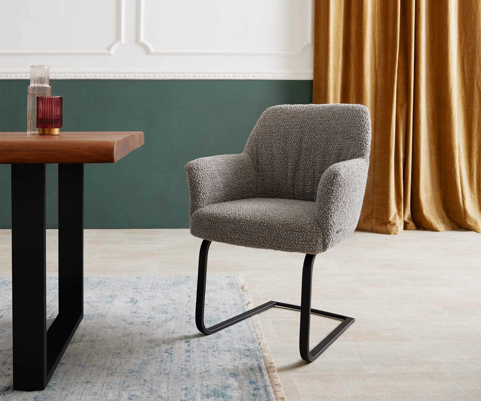 Sledemodel Xana-Flex met armleuning bouclé zilver grijs sledemodel vlak zwart pocketveer kern Sledemodel Xana-Flex met armleuning bouclé zilver grijs sledemodel vlak zwart pocketveer kern