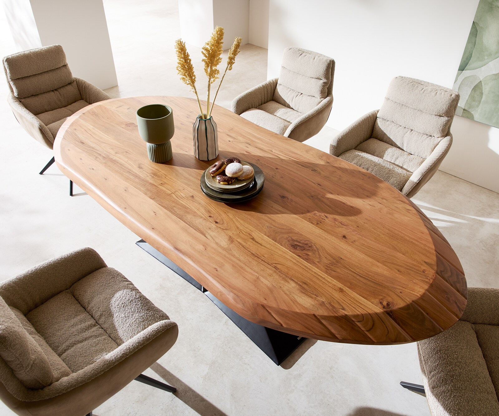 Eettafel Aithon 240x105 cm acacia bruin metalen onderstel zwart ovaal 1
