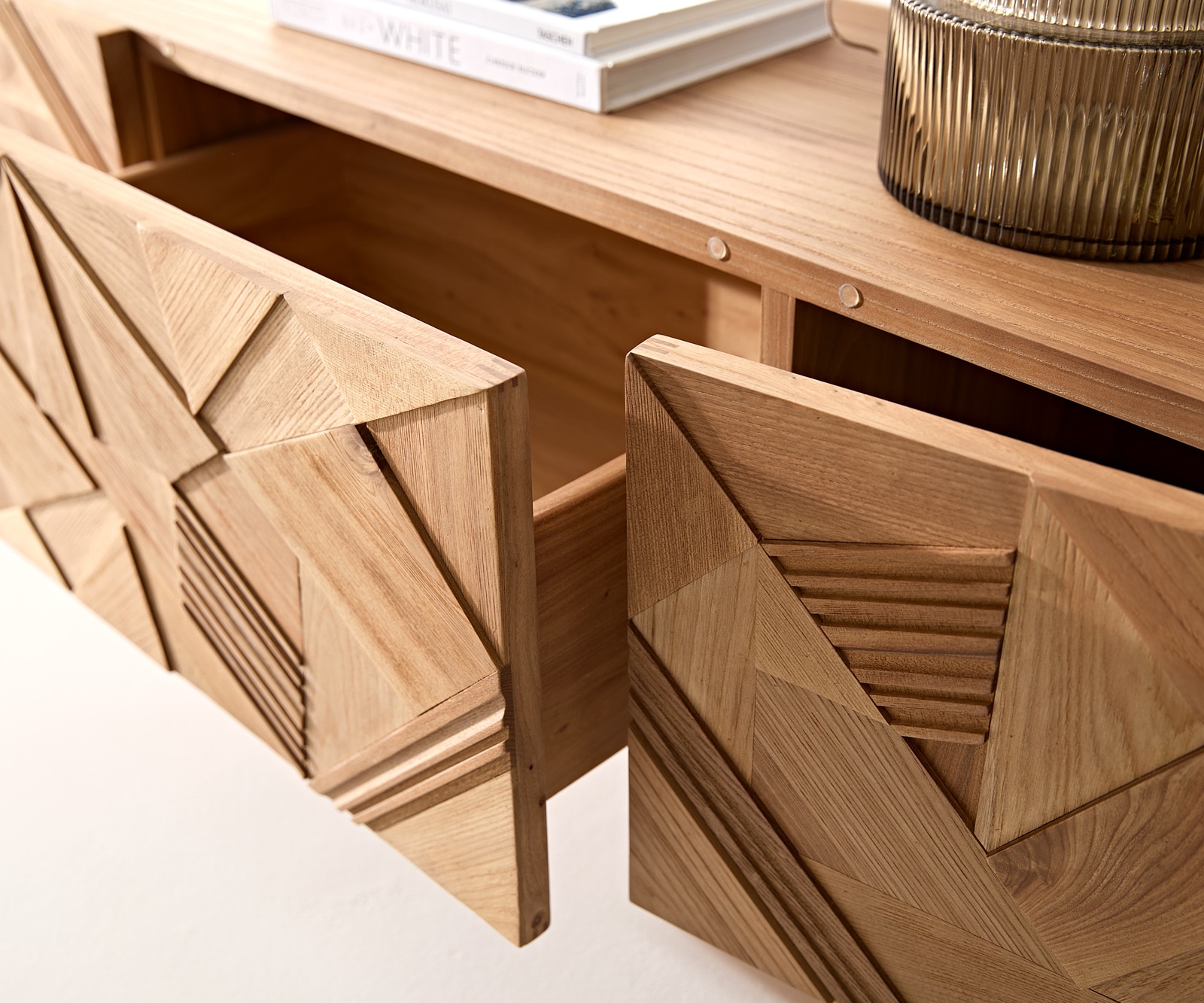 Tv-meubel Eldoria 220 cm natuur iep 3D effect 2 deuren 2 laden hoekonderstel rvs 4 Tv-meubel Eldoria 220 cm natuur iep 3D effect 2 deuren 2 laden hoekonderstel rvs 4