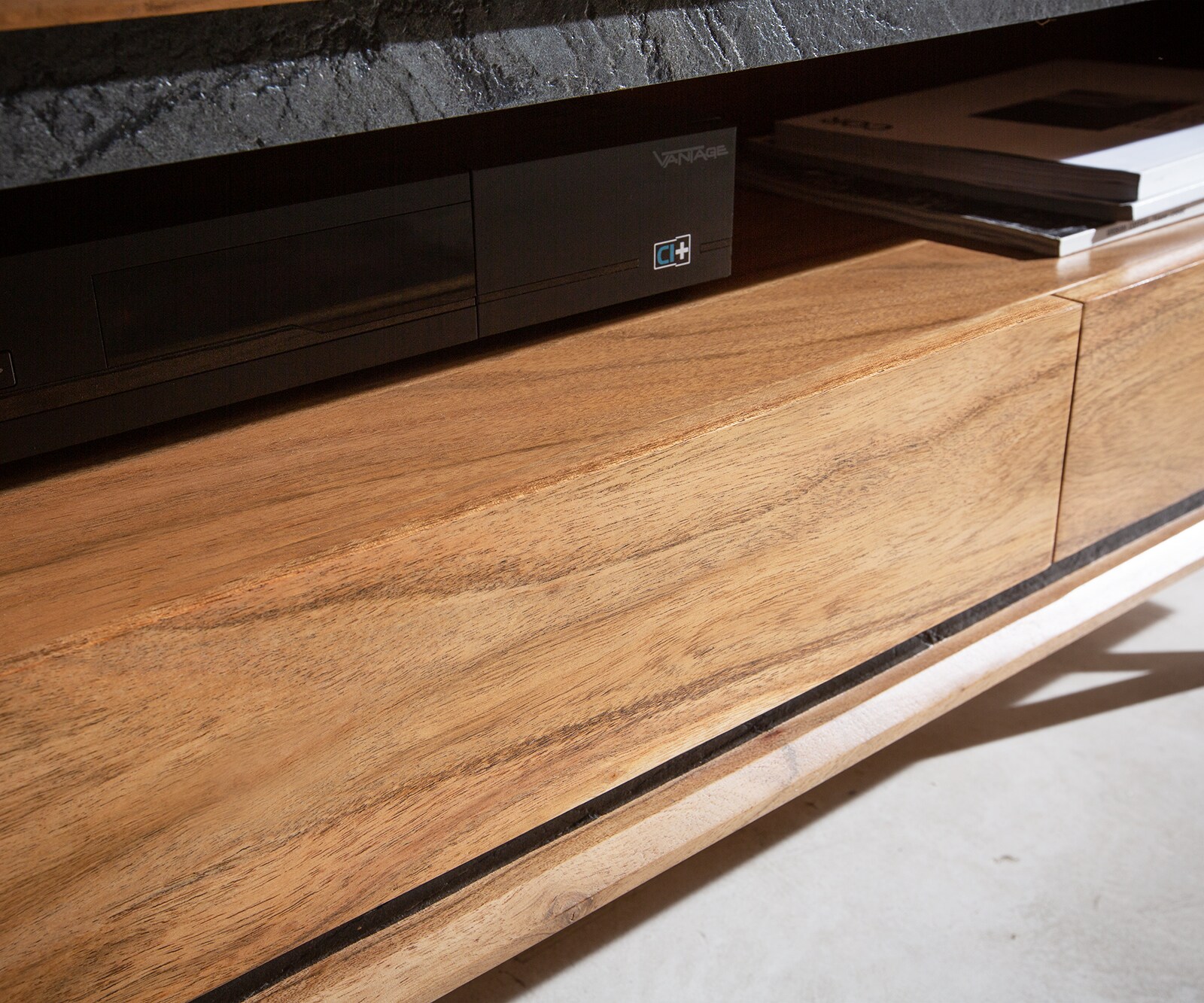 Tv-meubel Stonegrace 175 cm acacia natuur 1 legplank 3 laden steenfineer V-poot 5 Tv-meubel Stonegrace 175 cm acacia natuur 1 legplank 3 laden steenfineer V-poot 5