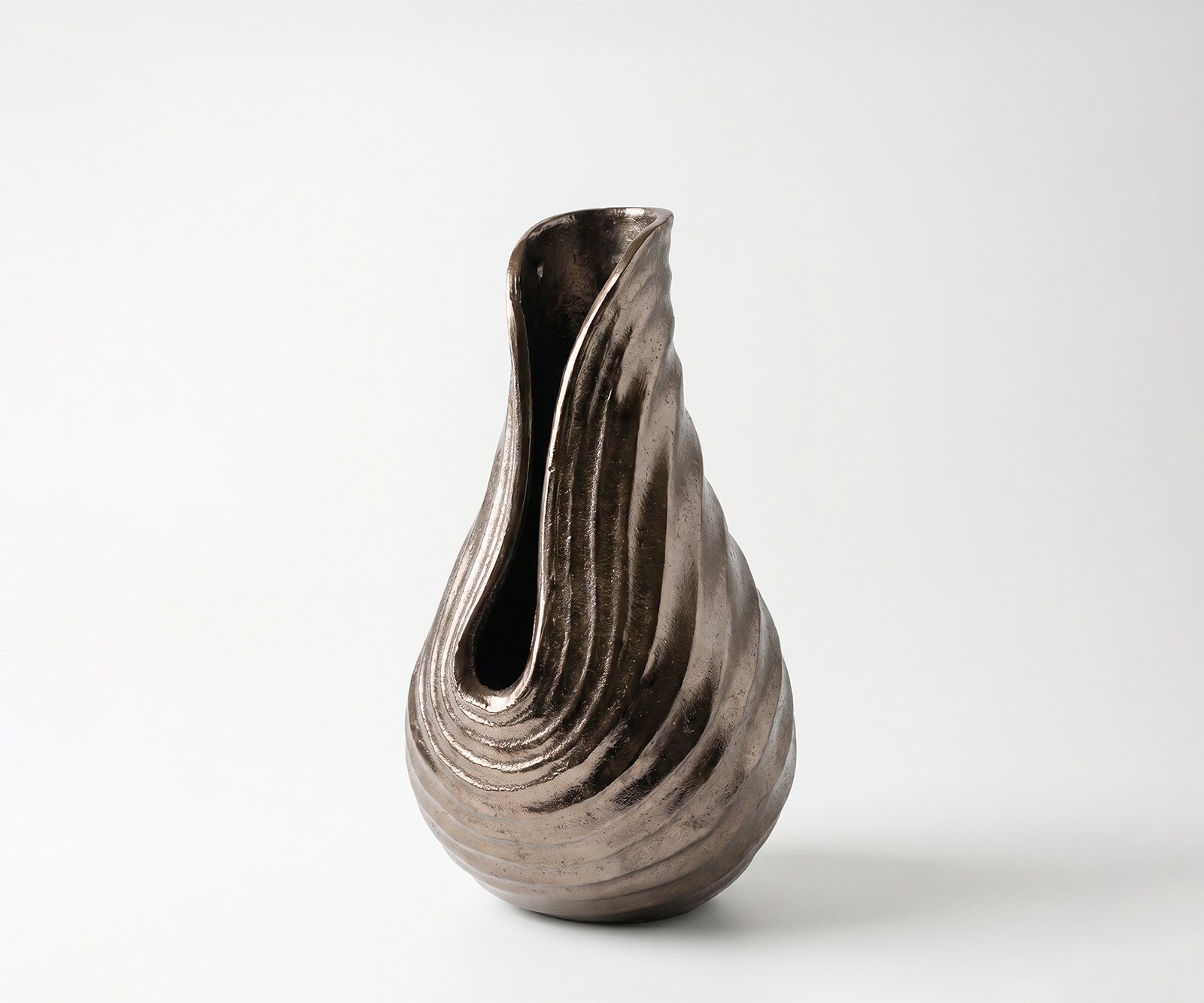 Vaas Helixa B17 x D18 x H31 cm Aluminium Mokka Bronze Gegoten