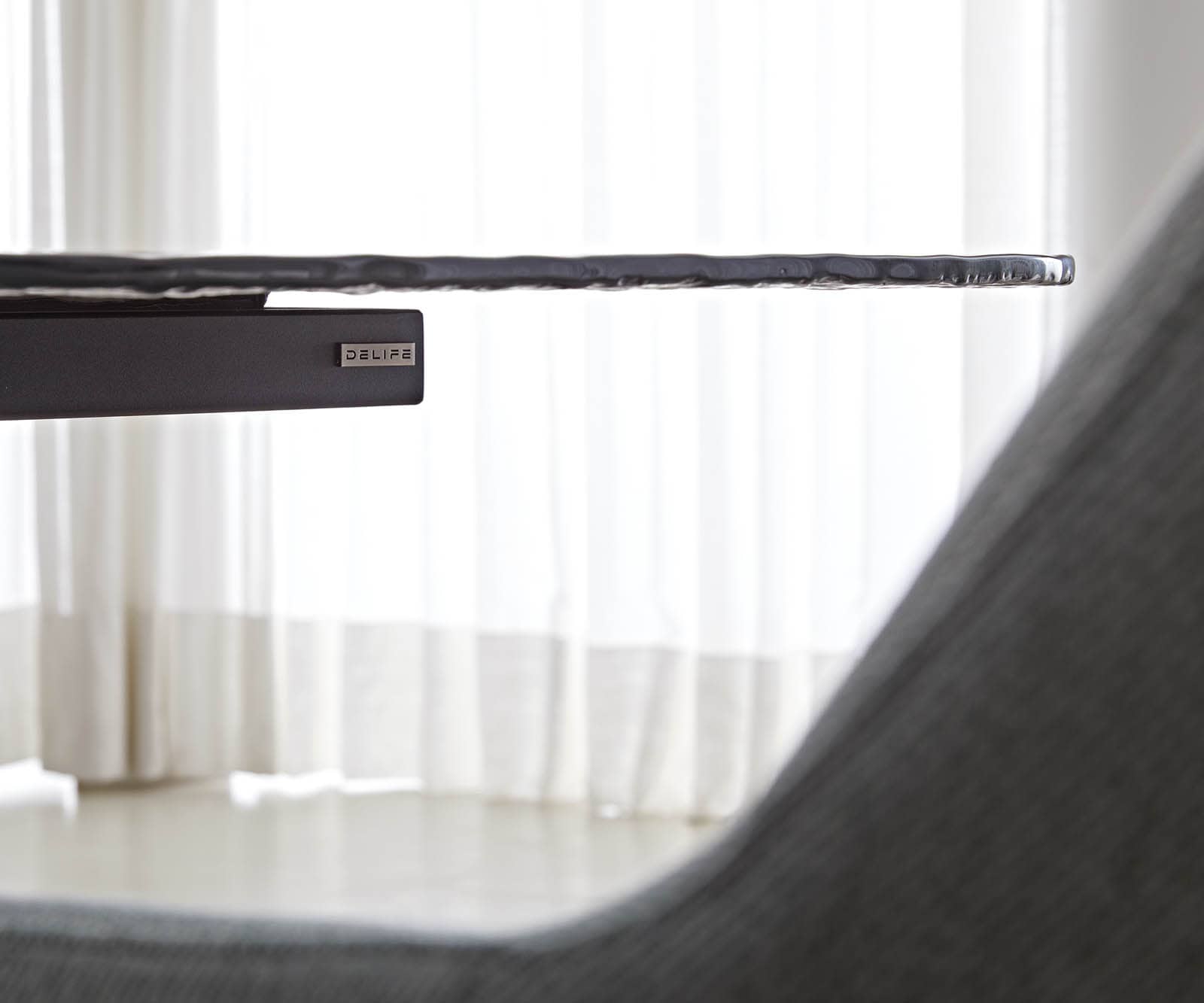 Eetkamertafel Edge Boot 240x120 Glas smelten rokerig zwart 3D-Relief V-frame vlak staal zwart 9