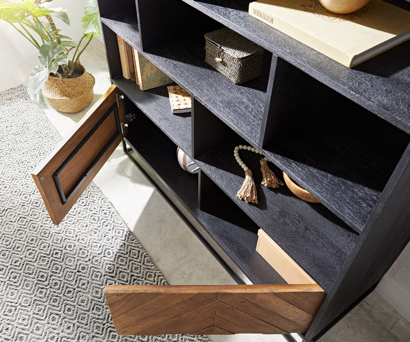 Boekenkast Famke 120 cm mango teak 10 vakken 2 deuren 4 Boekenkast Famke 120 cm mango teak 10 vakken 2 deuren 4
