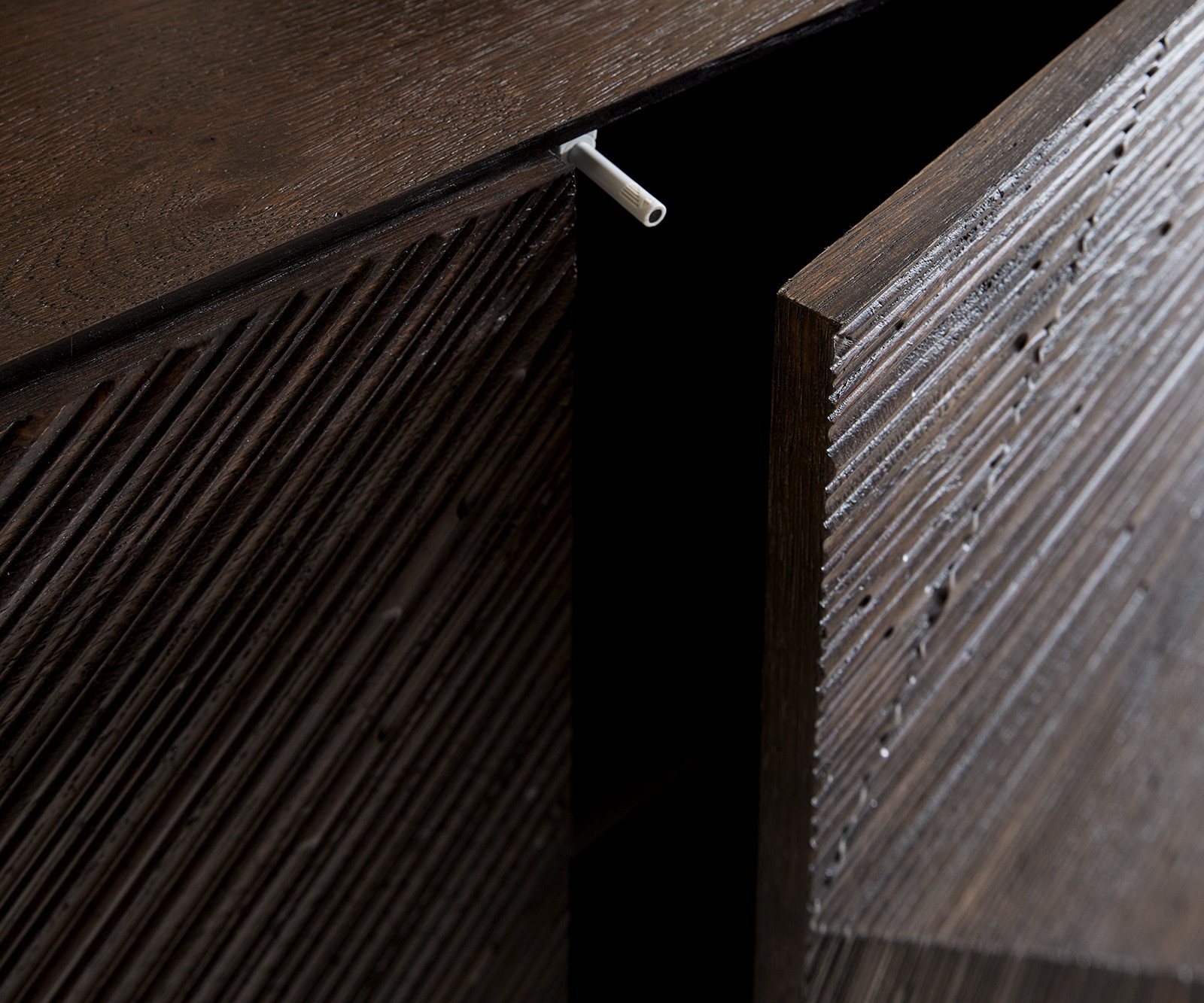 Dressoir Tereos 200 cm donkerbruin essenhout 3D-effect 4 deuren met metalen sledepoten zwart 5 Dressoir Tereos 200 cm donkerbruin essenhout 3D-effect 4 deuren met metalen sledepoten zwart 5