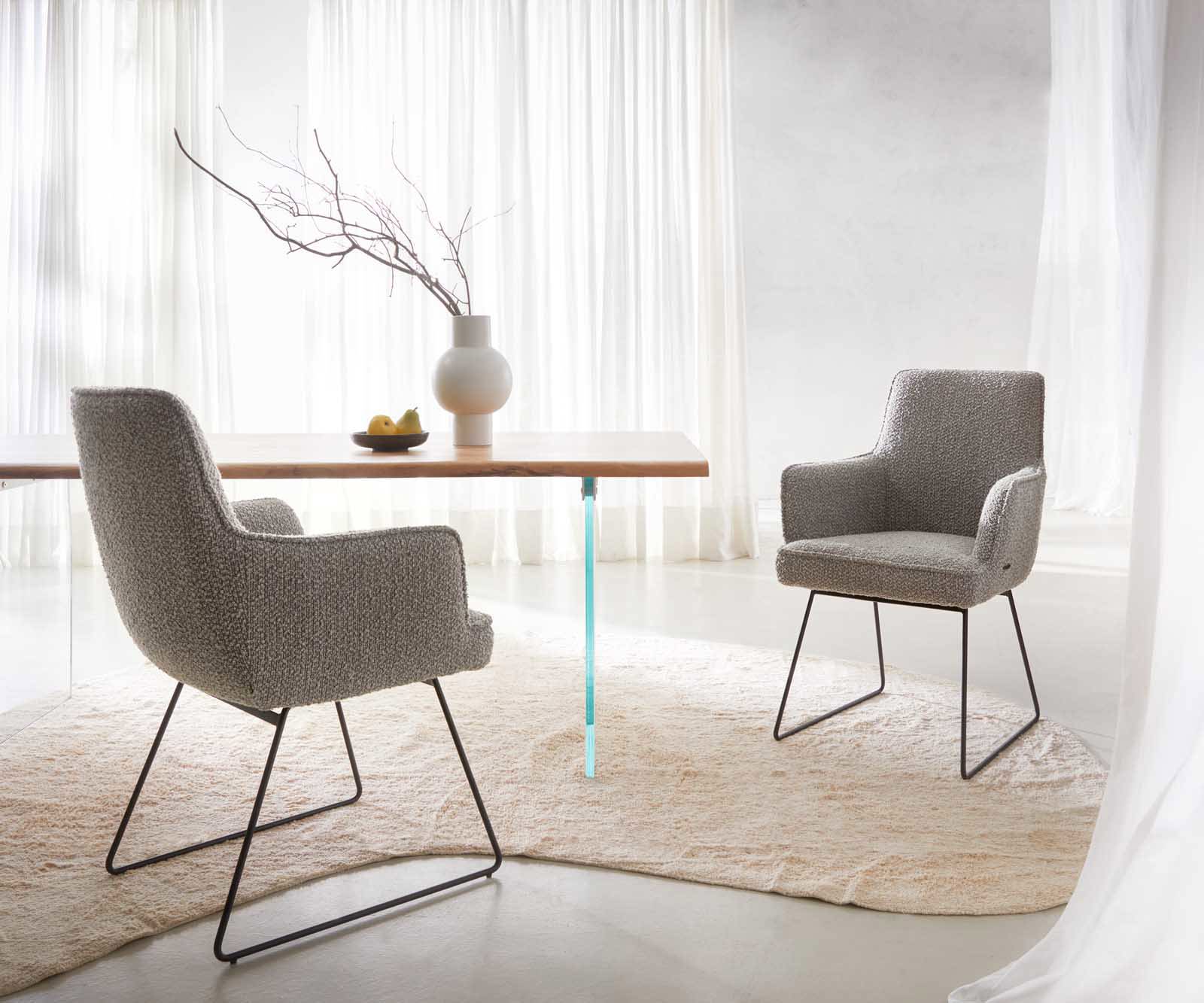 Eetkamerstoel Heira-Flex met armleuning bouclé zilver grijs slipframe zwart pocketveer kern 5 Eetkamerstoel Heira-Flex met armleuning bouclé zilver grijs slipframe zwart pocketveer kern 5