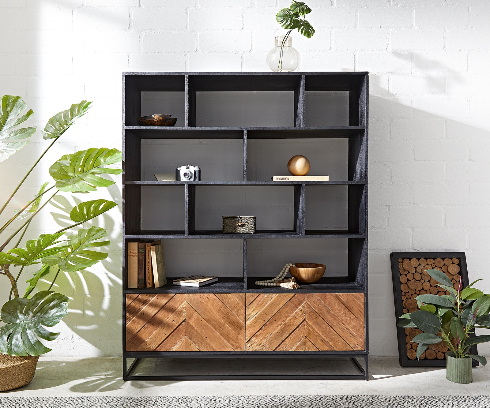 Boekenkast Famke 120 cm mango teak 10 vakken 2 deuren 1 Boekenkast Famke 120 cm mango teak 10 vakken 2 deuren 1