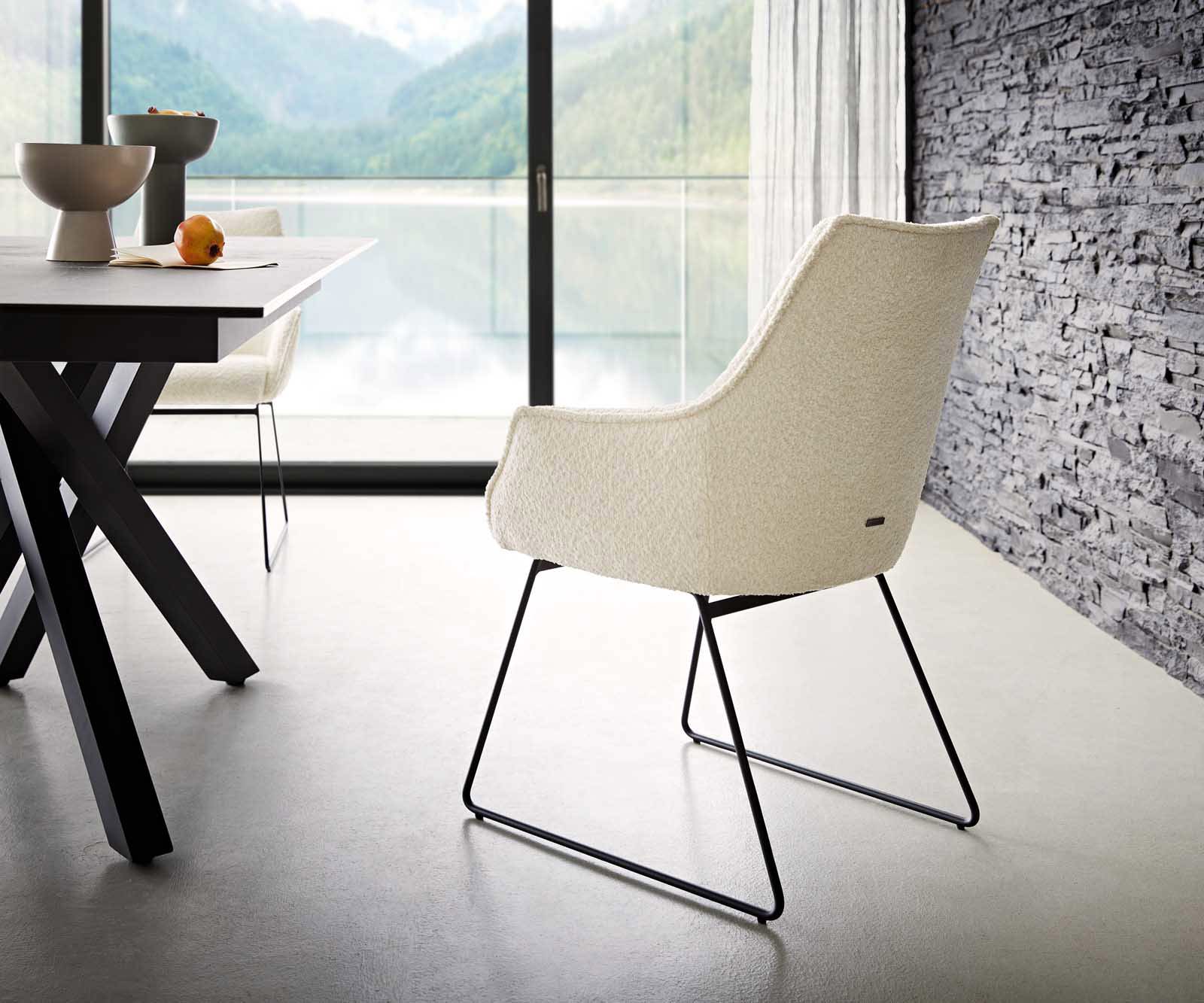 Eetkamerstoel Alja-Flex met armleuning bouclé wit slipframe zwart pocketveer kern 4 Eetkamerstoel Alja-Flex met armleuning bouclé wit slipframe zwart pocketveer kern 4