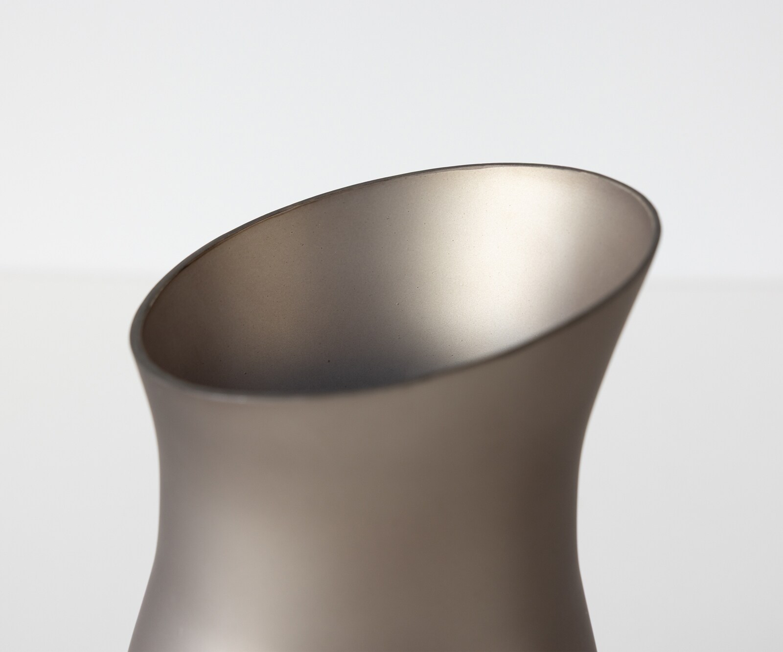 Vaas Curvia B18 x D11 x H41 cm Glas Opal Mondgeblazen 4