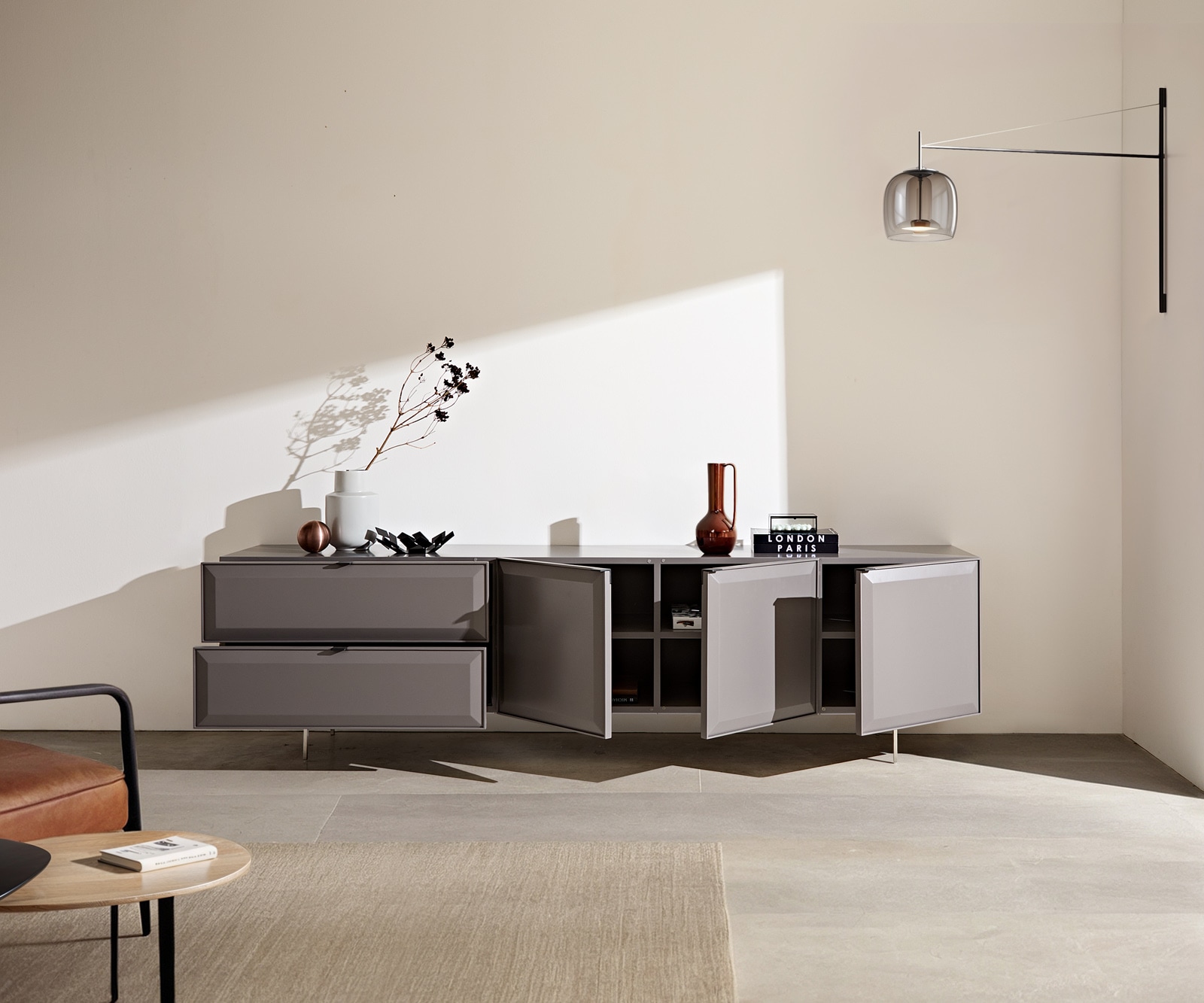 Tv-meubel Marellia 220 cm Grijs 3 deuren 2 laden Gehoekte basis roestvrij staal 1 Tv-meubel Marellia 220 cm Grijs 3 deuren 2 laden Gehoekte basis roestvrij staal 1