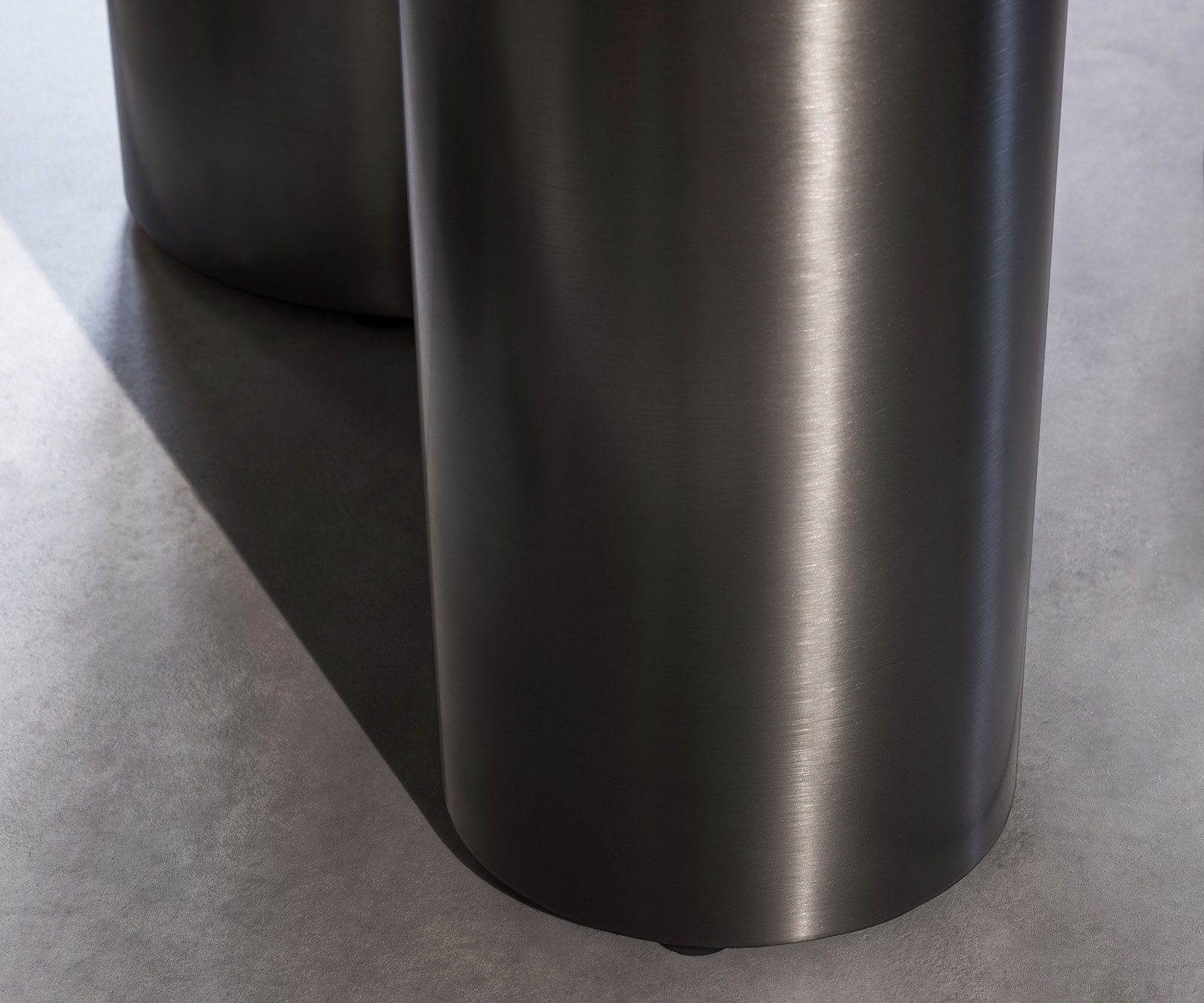 Eetkamertafel Edge 300x100 keramiek Laminam®Noir Desir bruin Pilier roestvrij staal grafiet 6