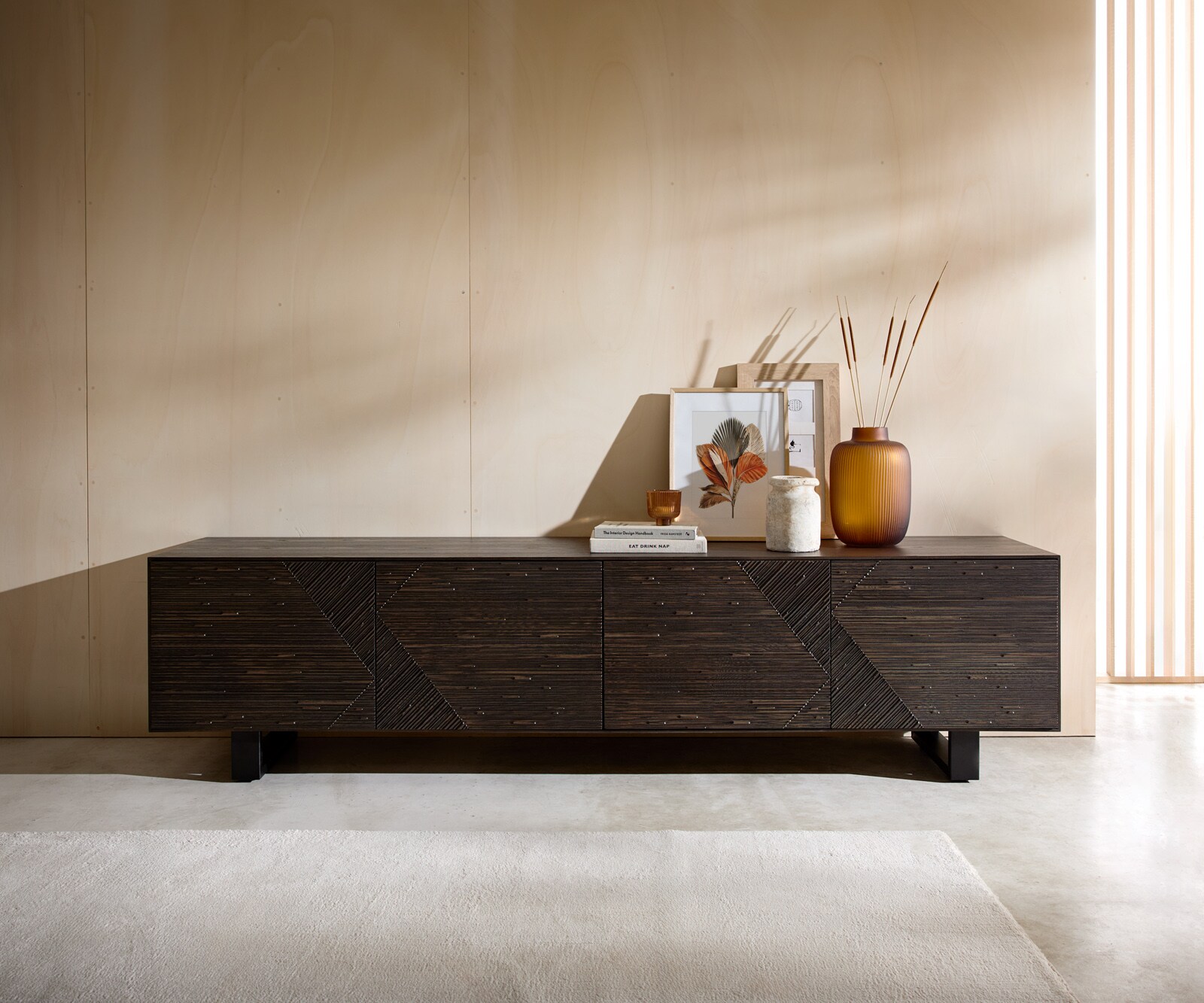 TV-meubel Tereos 220 cm essenhout donkerbruin 3D-effect 4 deuren met metalen sledepoten zwart 1 TV-meubel Tereos 220 cm essenhout donkerbruin 3D-effect 4 deuren met metalen sledepoten zwart 1