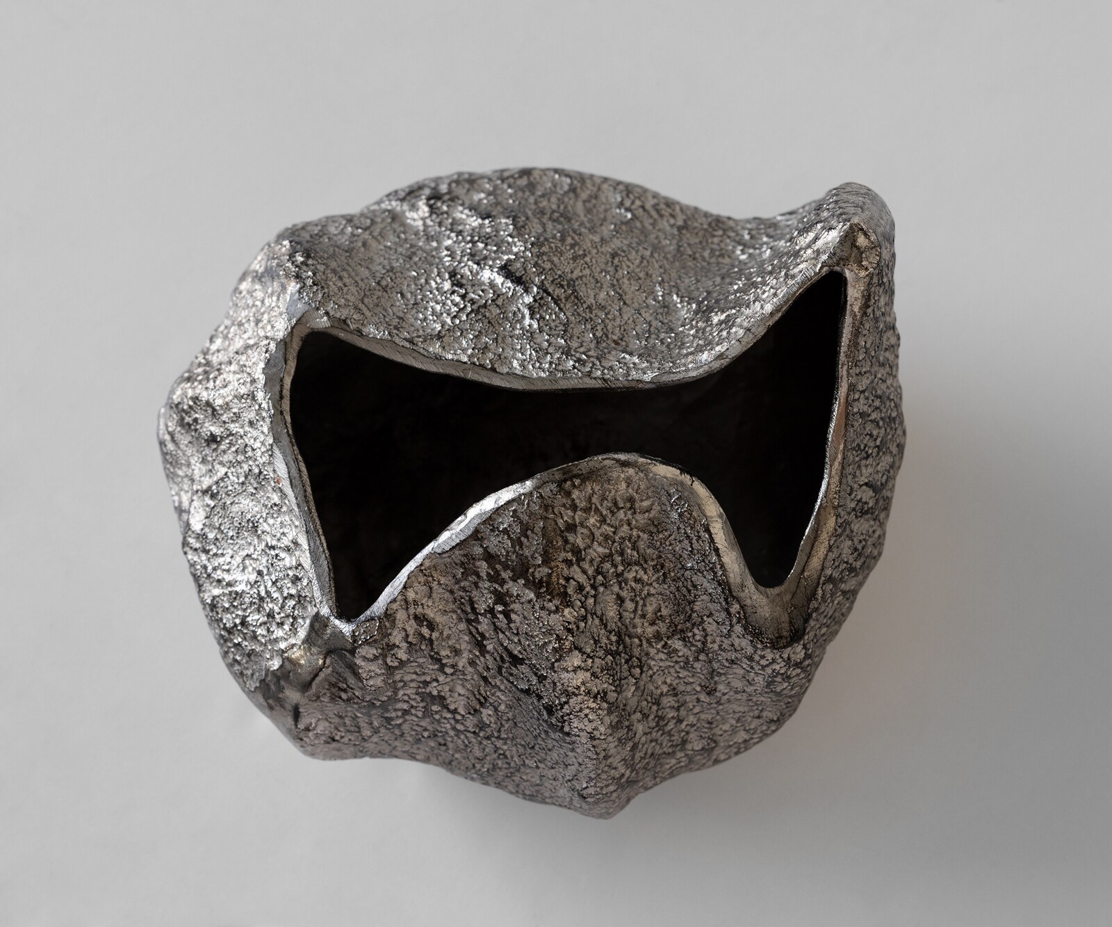 Vaas Cratera B29 x D24 x H19 cm Aluminium Platin Handgemaakt 3