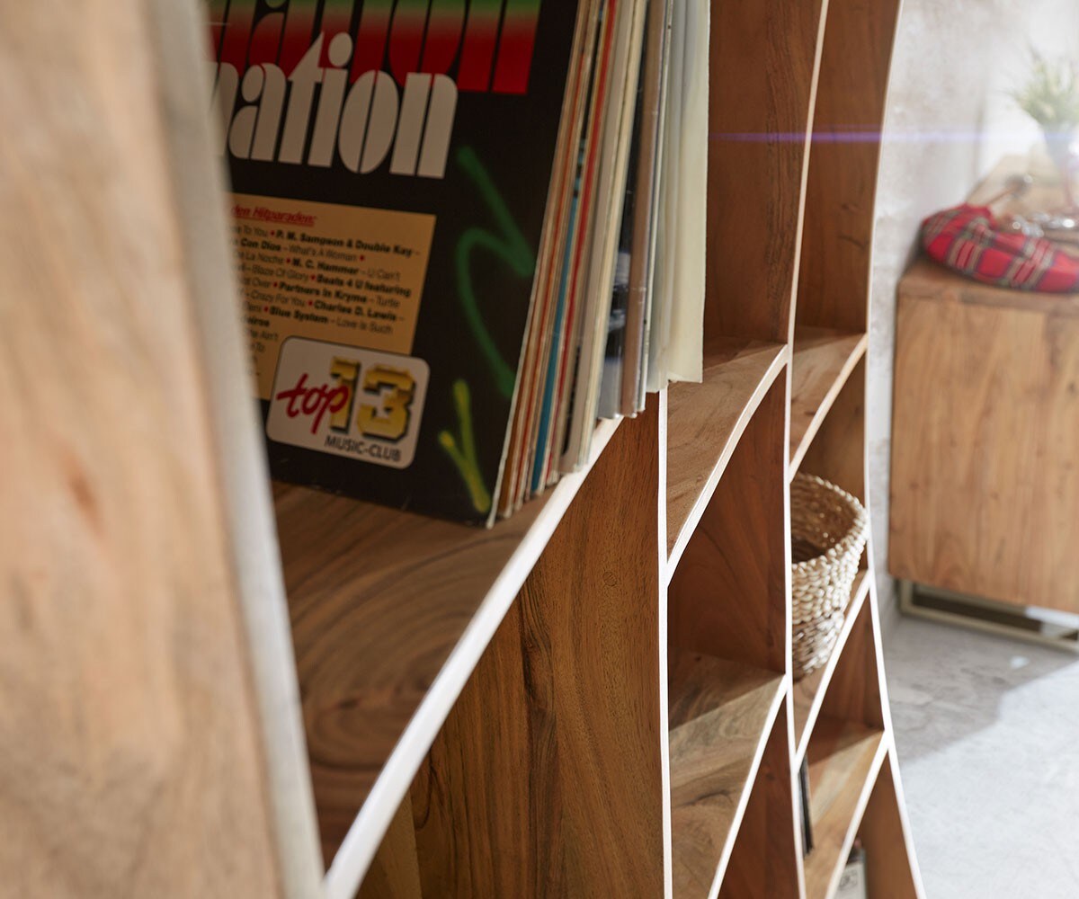 Boekenkast Live-Edge 121 cm van acacia natuur links 4