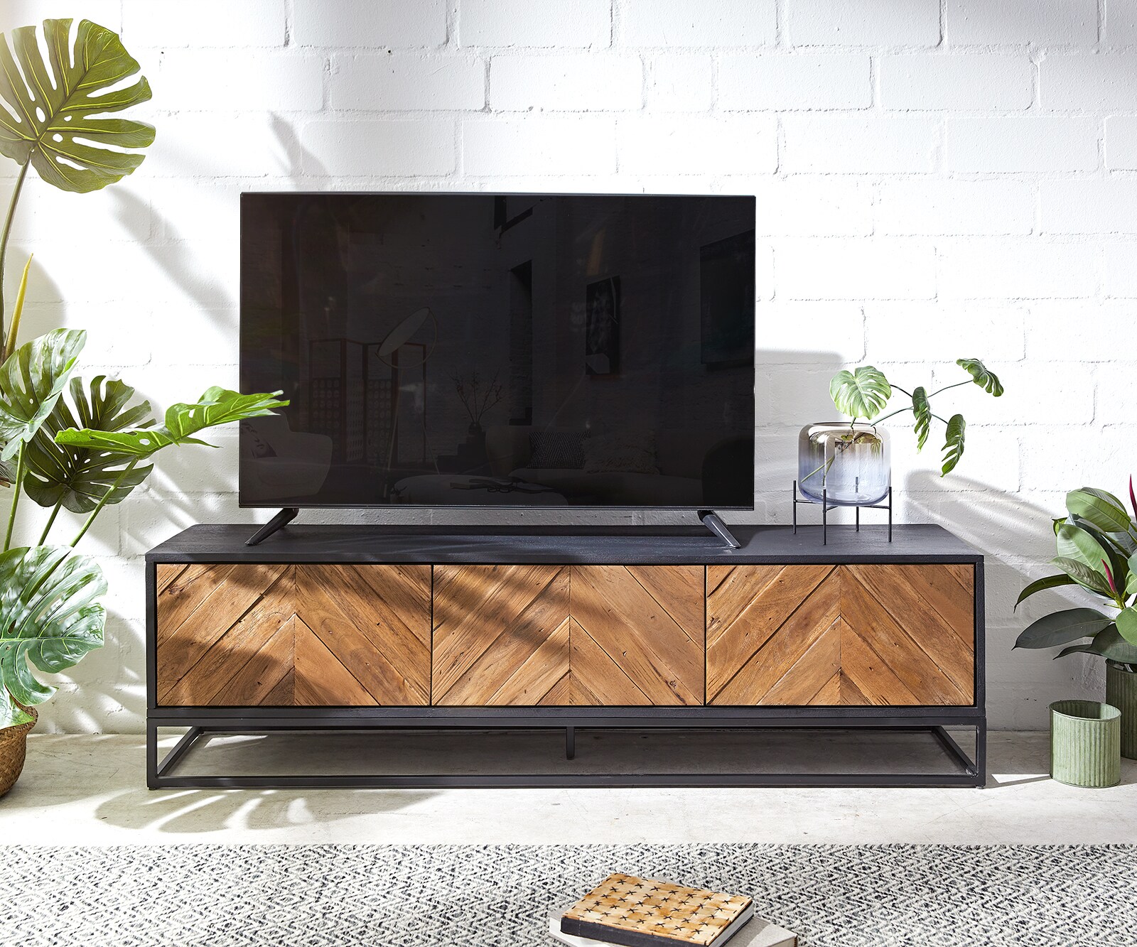 Tv-meubel Famke 145 cm mango teak 3 deuren 1