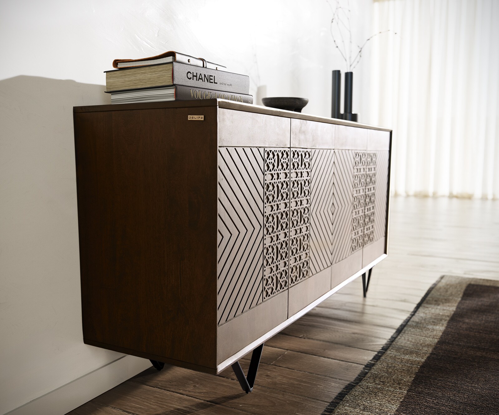 Dressoir Manjula 145 cm mangohout bruin 4 deuren V-poot metaal zwart 4