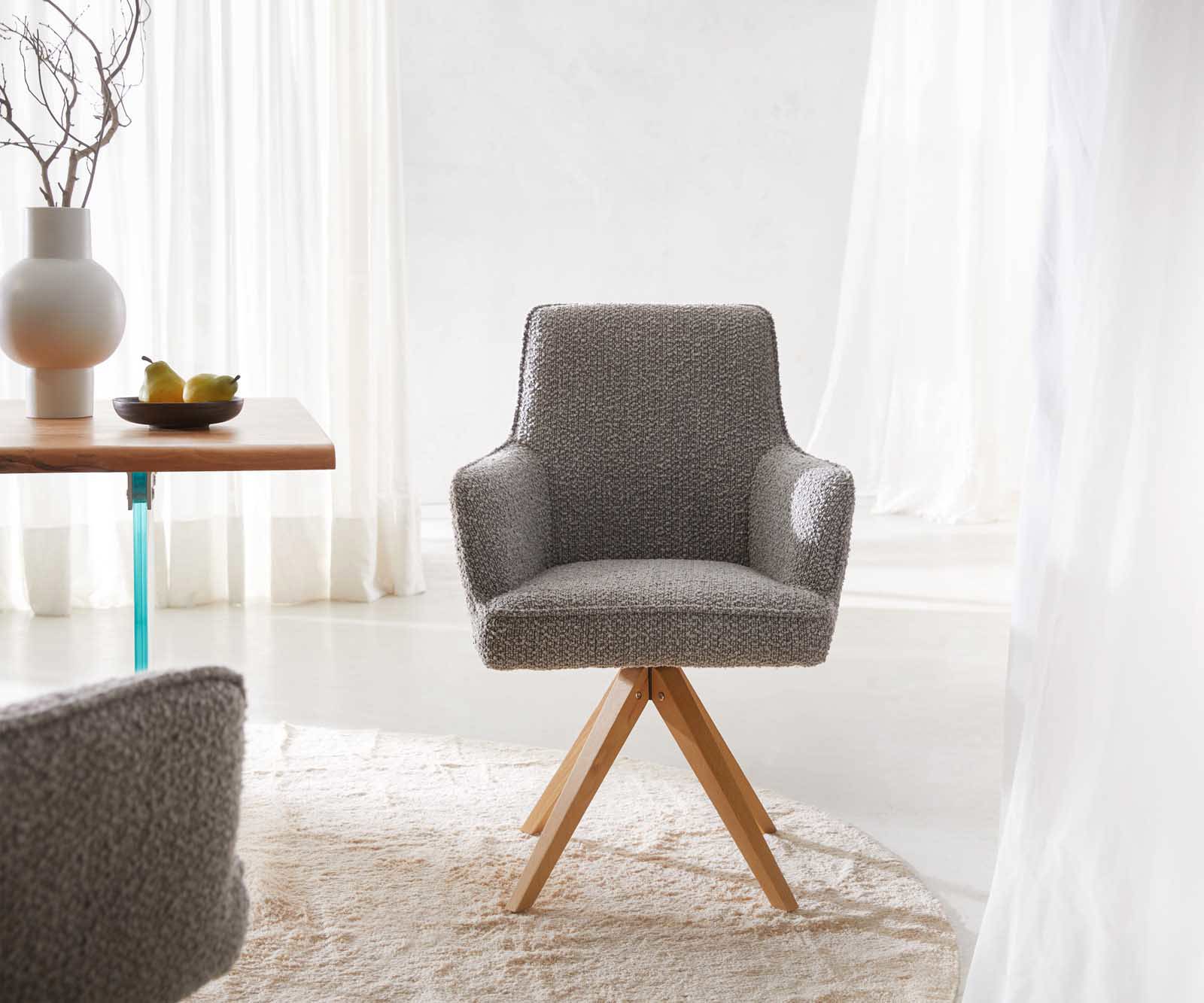 Draaistoel Heira-Flex met armleuning bouclé zilver grijs houten frame hoekig natuur 180° draaibaar pocketveer kern 1 Draaistoel Heira-Flex met armleuning bouclé zilver grijs houten frame hoekig natuur 180° draaibaar pocketveer kern 1