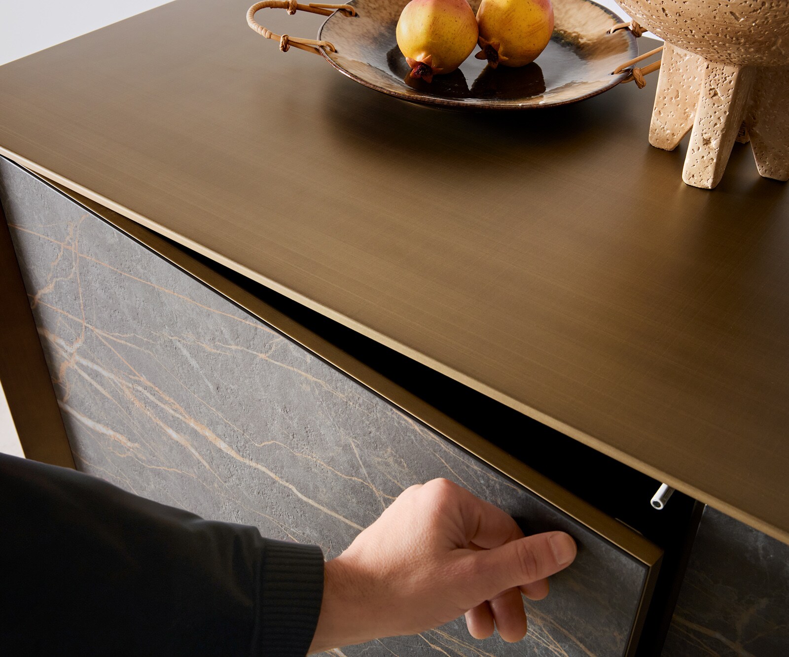Dressoir Yori metaal goud 200 cm 2 deuren 3 lades zwevend metaal zwart keramiek Laminam®Noir Desir bruin  5 Dressoir Yori metaal goud 200 cm 2 deuren 3 lades zwevend metaal zwart keramiek Laminam®Noir Desir bruin  5