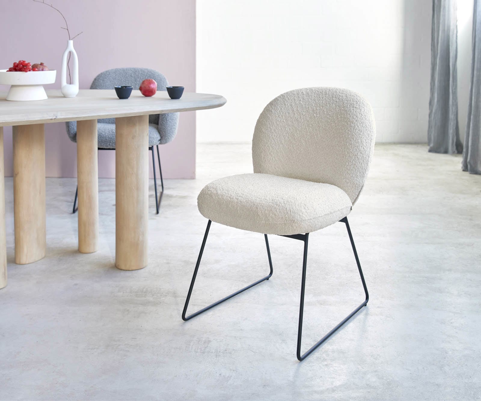 Eetkamerstoel Nube-Flex bouclé wit slipframe zwart pocketveer kern Eetkamerstoel Nube-Flex bouclé wit slipframe zwart pocketveer kern