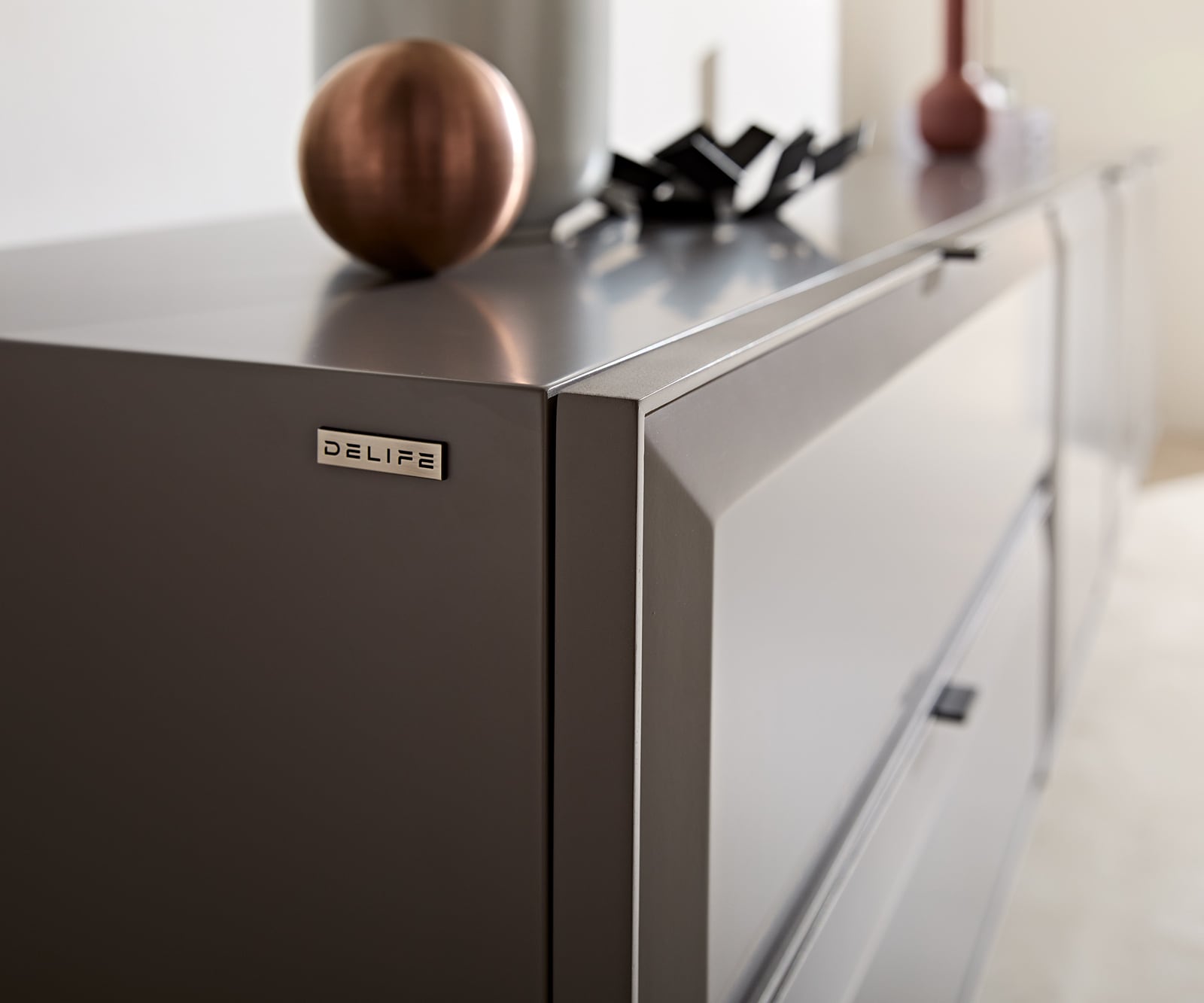 Tv-meubel Marellia 220 cm Grijs 3 deuren 2 laden Gehoekte basis roestvrij staal 5 Tv-meubel Marellia 220 cm Grijs 3 deuren 2 laden Gehoekte basis roestvrij staal 5