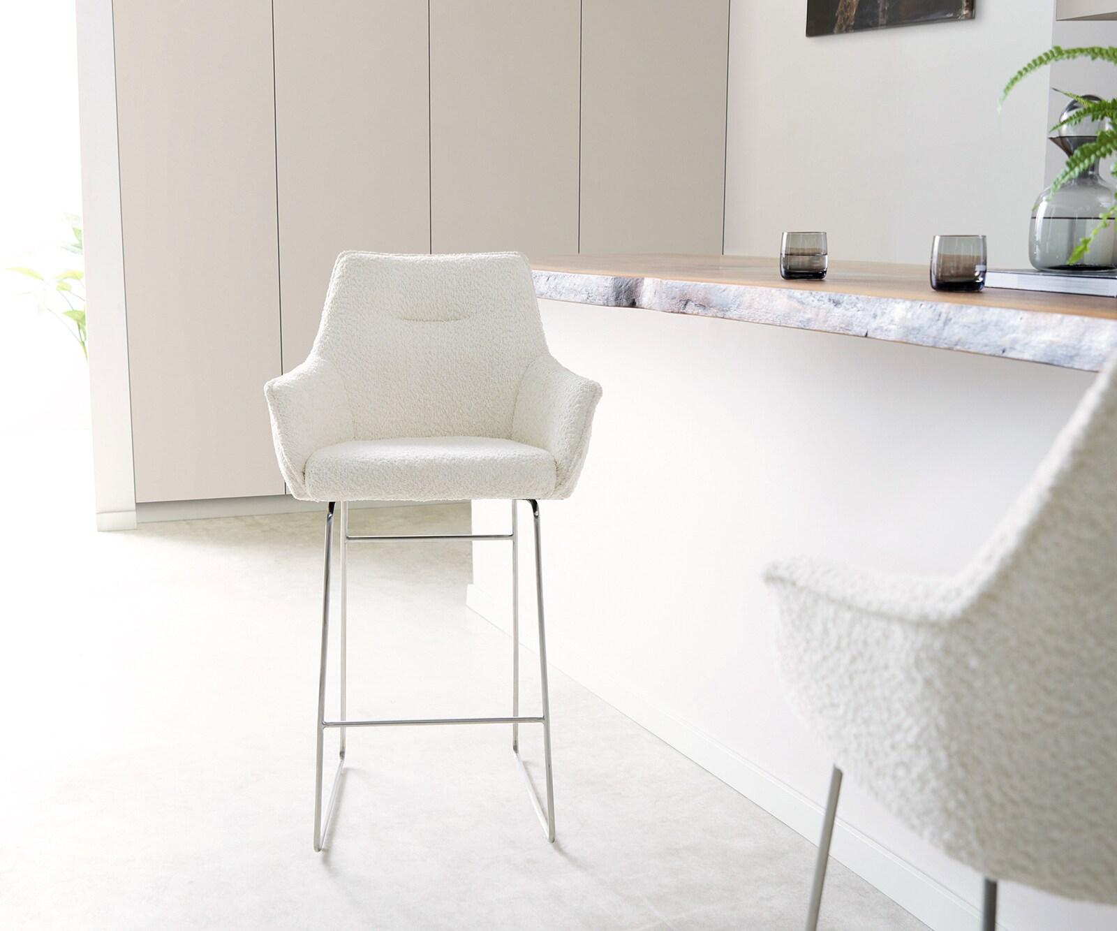 Barstoel Alja-Flex bouclé Wit Sledeonderstel RVS Pocketvering 4 Barstoel Alja-Flex bouclé Wit Sledeonderstel RVS Pocketvering 4