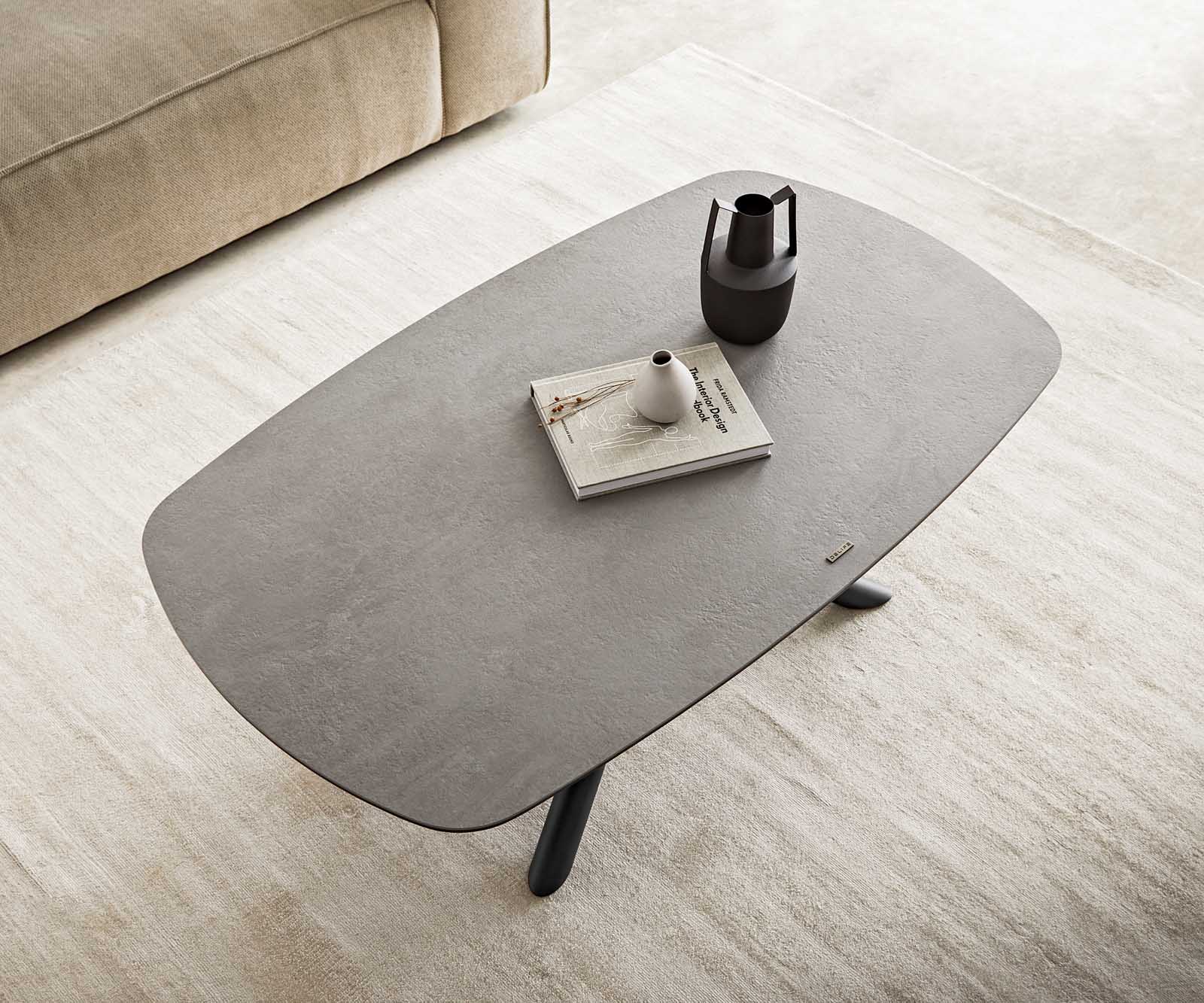Salontafel Sarita 120x70 cm keramiek Aspetto Concreto betonkleurig onderstel metaal zwart 5 Salontafel Sarita 120x70 cm keramiek Aspetto Concreto betonkleurig onderstel metaal zwart 5