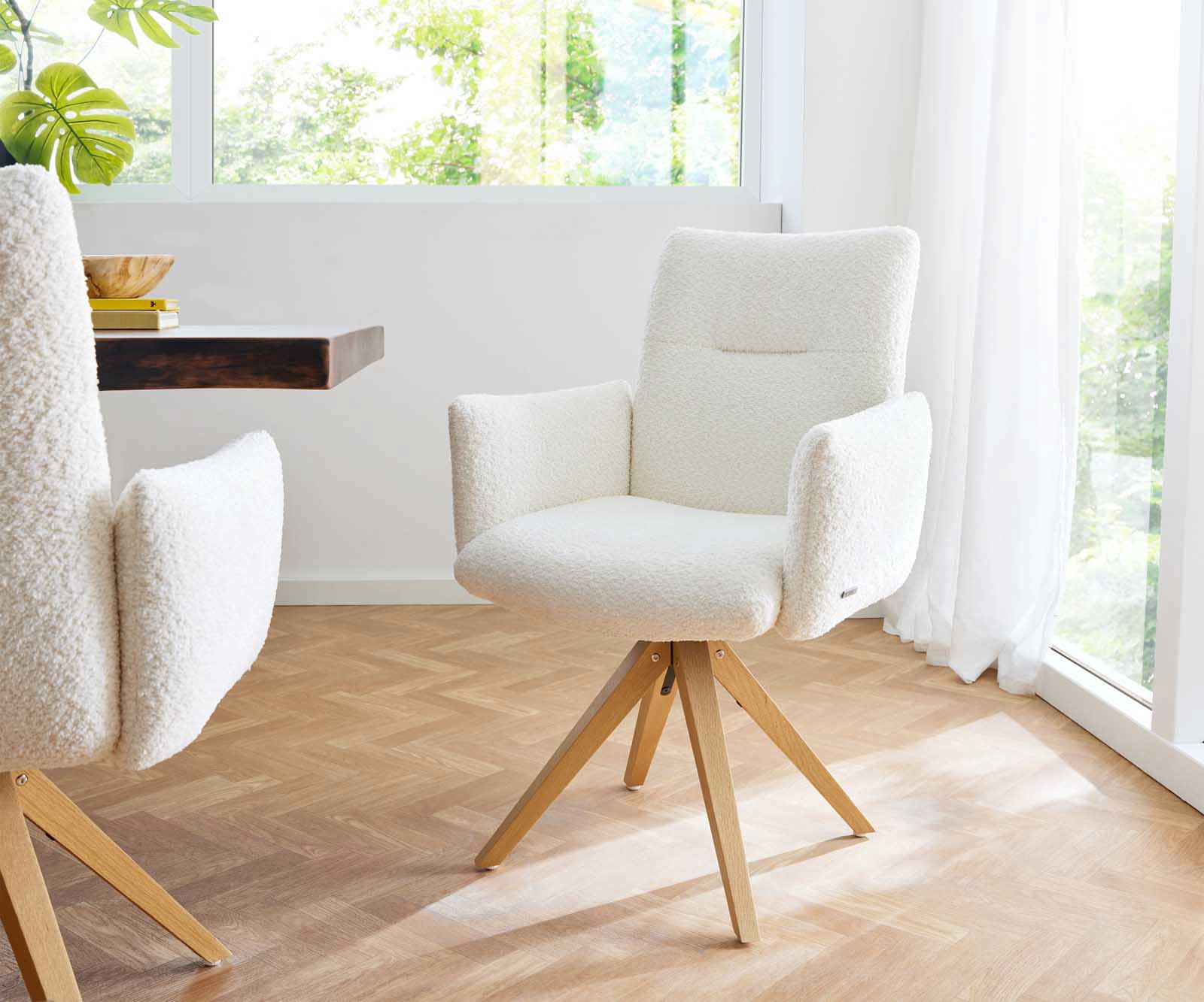 Draaistoel Jova-Flex met armleuning bouclé wit houten frame hoekig natuur 180° draaibaar pocketveer kern