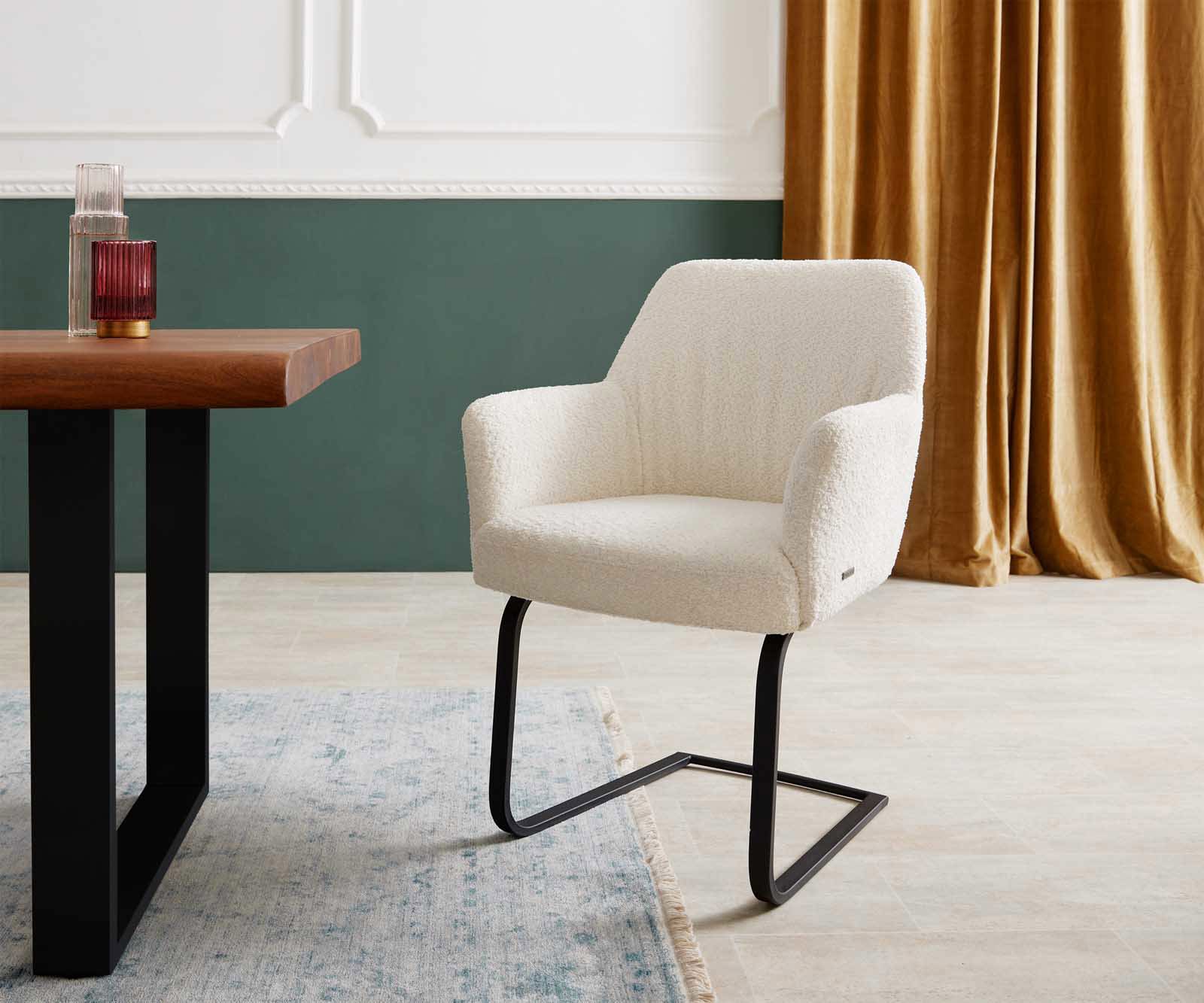 Sledemodel Xana-Flex met armleuning bouclé wit sledemodel vlak zwart pocketveer kern Sledemodel Xana-Flex met armleuning bouclé wit sledemodel vlak zwart pocketveer kern