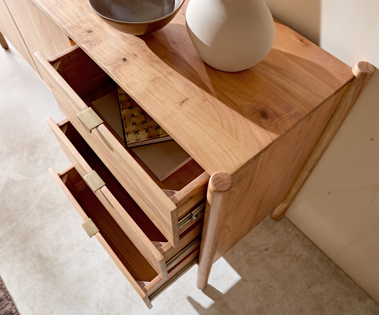 Dressoir Caius 175 cm acacia aura 2 deuren 3 laden 5 Dressoir Caius 175 cm acacia aura 2 deuren 3 laden 5