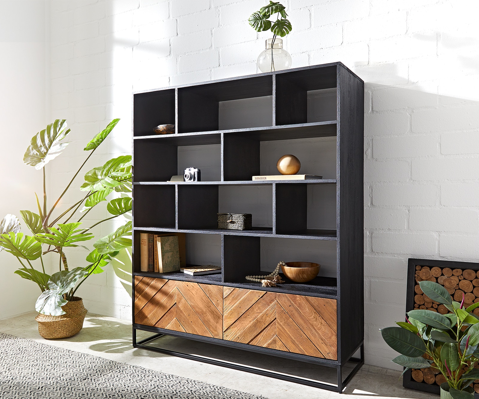 Boekenkast Famke 120 cm mango teak 10 vakken 2 deuren Boekenkast Famke 120 cm mango teak 10 vakken 2 deuren