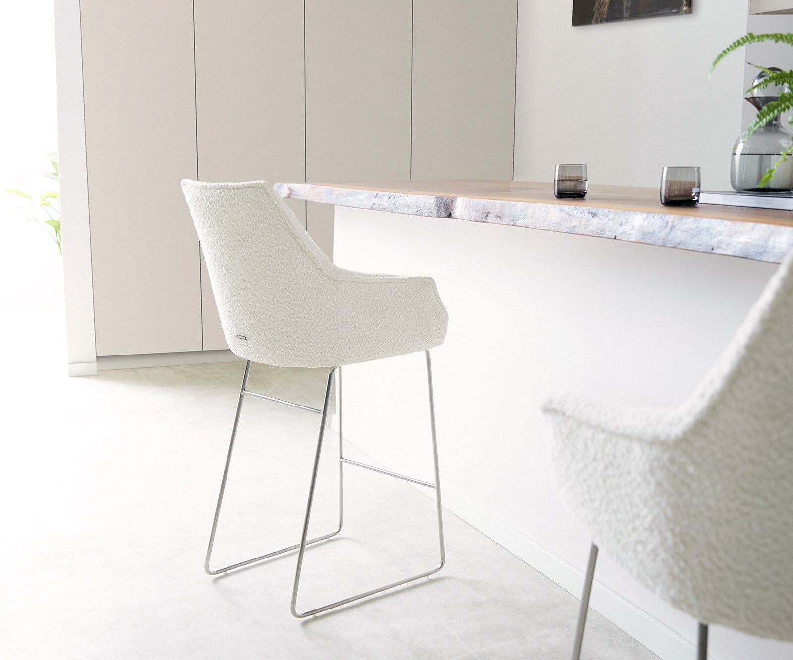 Barstoel Alja-Flex bouclé Wit Sledeonderstel RVS Pocketvering 5 Barstoel Alja-Flex bouclé Wit Sledeonderstel RVS Pocketvering 5