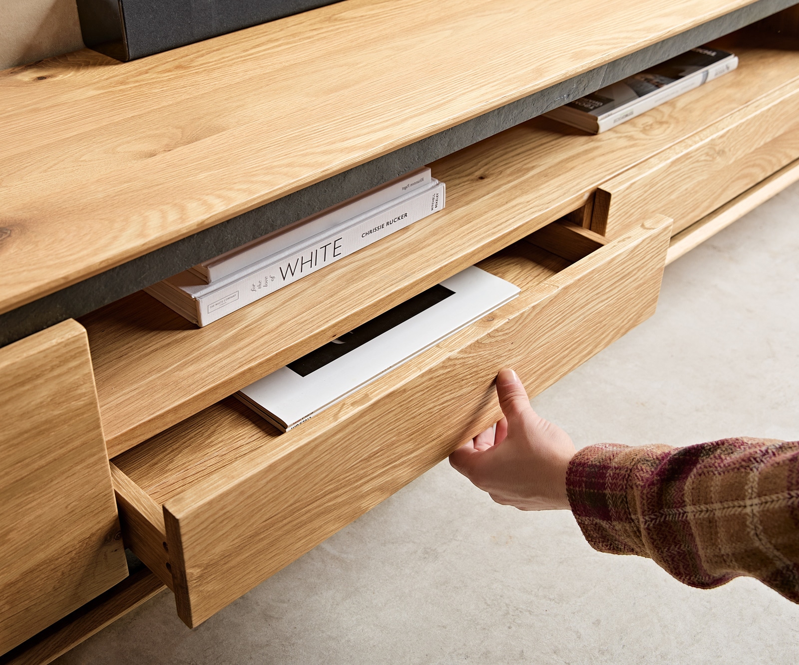 Tv-meubel Stonegrace 240 cm natuur eiken 2 deuren 1 vak 2 laden steenfineer V-onderstel roestvrij staal 4 Tv-meubel Stonegrace 240 cm natuur eiken 2 deuren 1 vak 2 laden steenfineer V-onderstel roestvrij staal 4