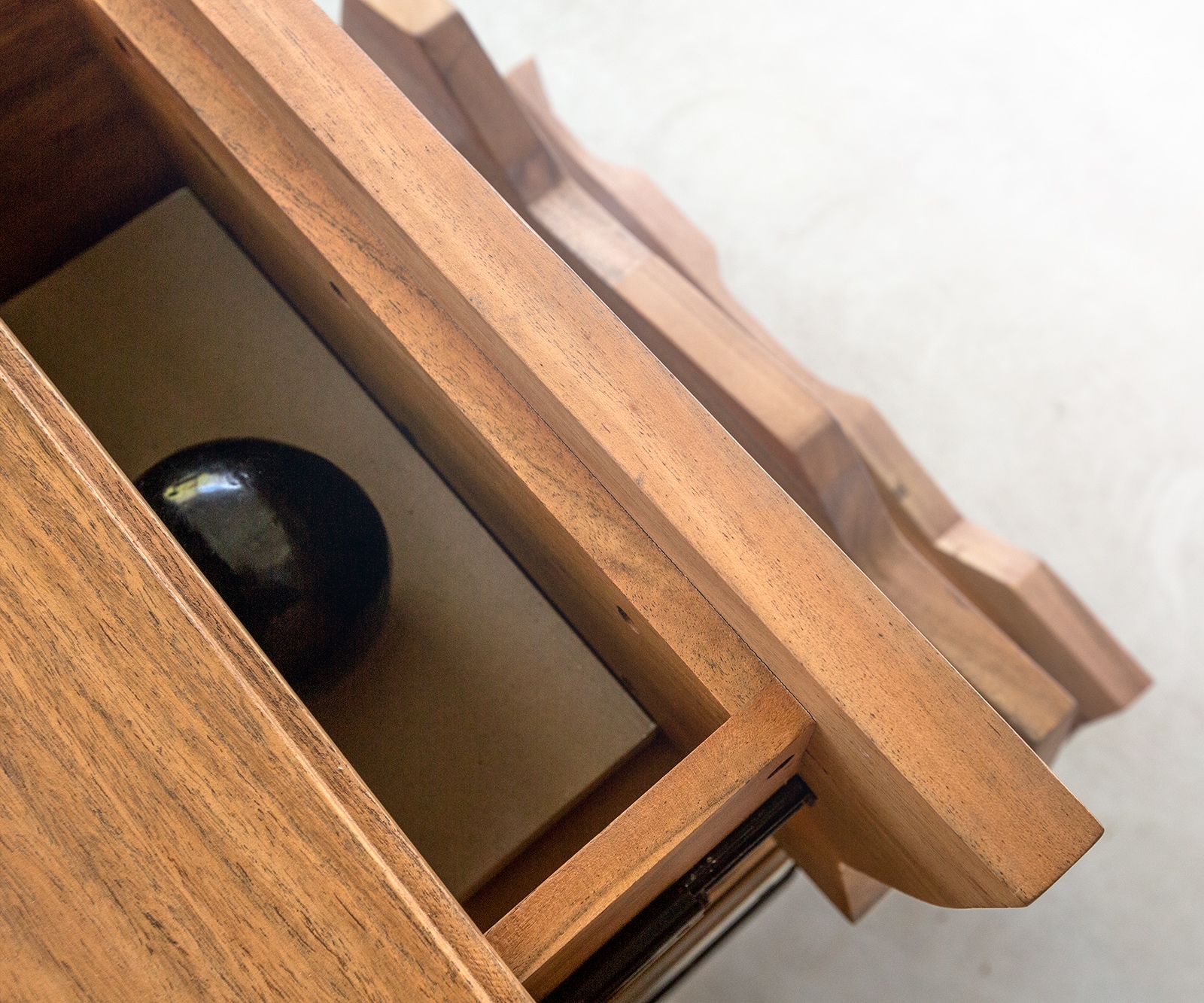 Dressoir Solu 145 cm acacia natuur 2 deuren 3 laden onderstel zwevend metaal zwart 3D-front 5 Dressoir Solu 145 cm acacia natuur 2 deuren 3 laden onderstel zwevend metaal zwart 3D-front 5