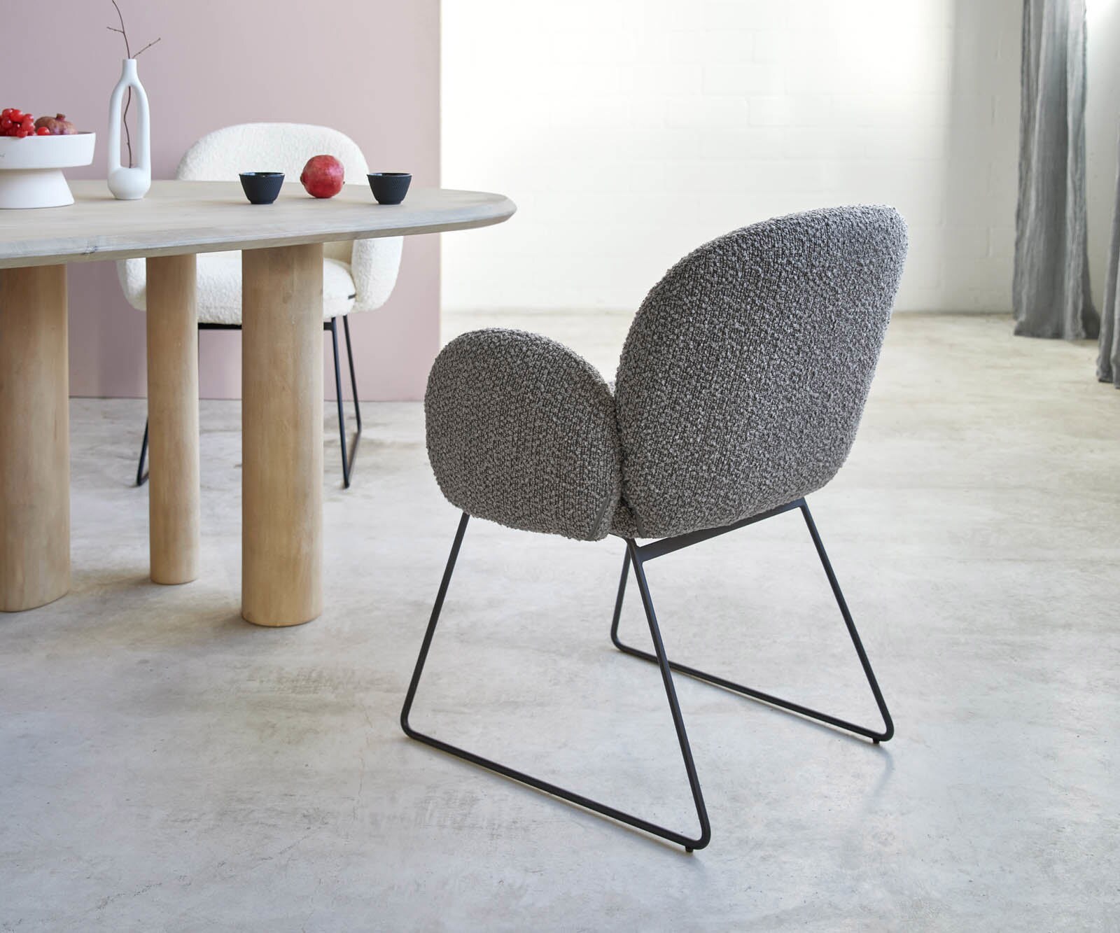 Eetkamerstoel Nube-Flex met armleuning bouclé zilver grijs slipframe zwart pocketveer kern 3 Eetkamerstoel Nube-Flex met armleuning bouclé zilver grijs slipframe zwart pocketveer kern 3