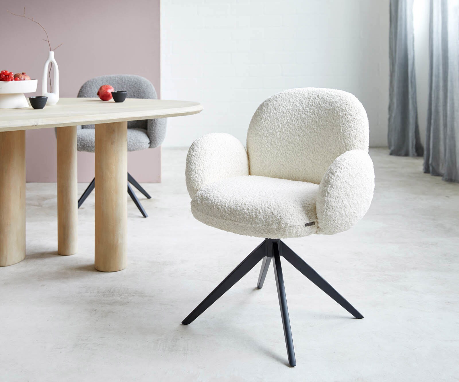 Draaistoel Nube-Flex met armleuning bouclé wit kruisframe breed zwart 360° draaibaar pocketveer kern
