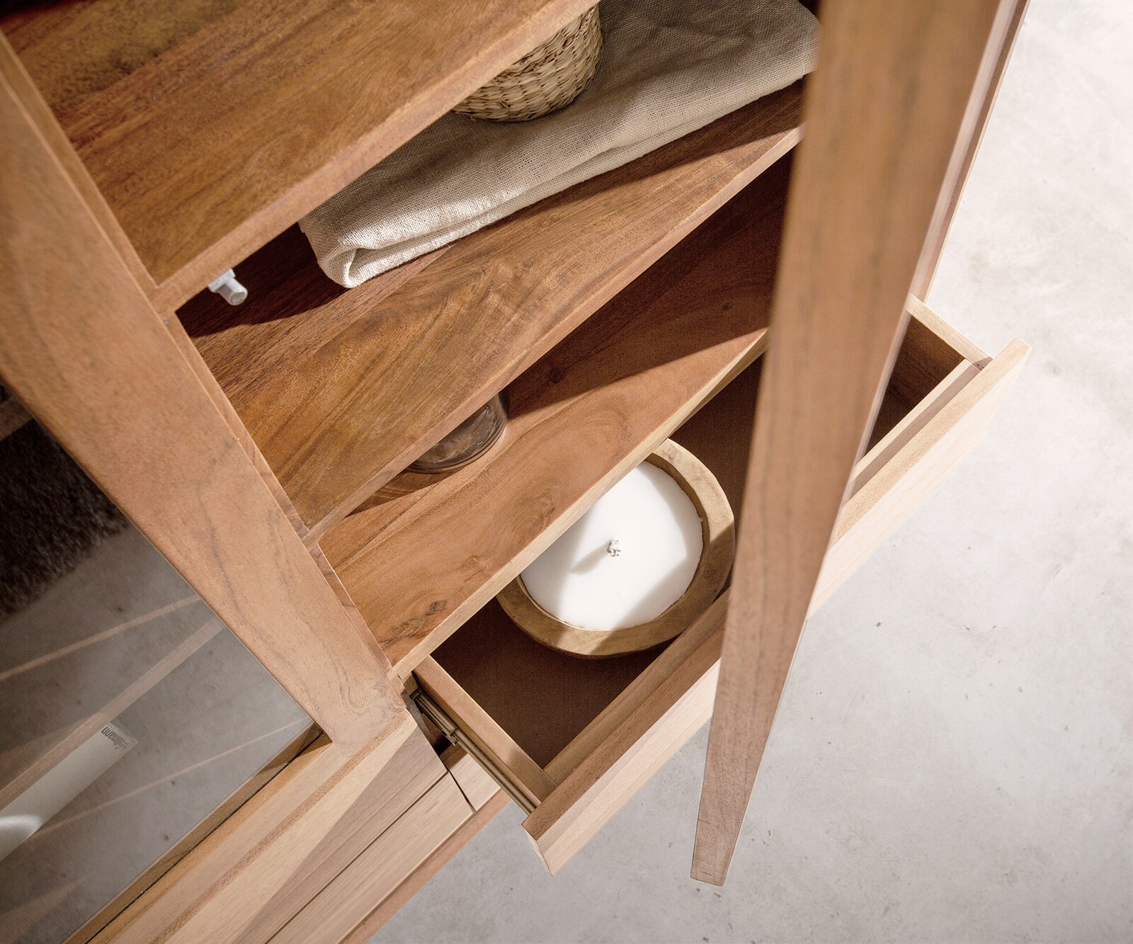 Vitrinekast Stonegrace 115x150 acacia natuur 2 deuren 4 laden steenfineer V-poot 4