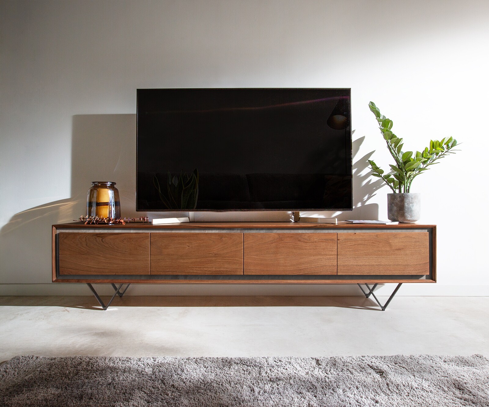 Tv-meubel Stonegrace 200 cm acacia bruin steenfineer 4 deuren V-poot zwart 1