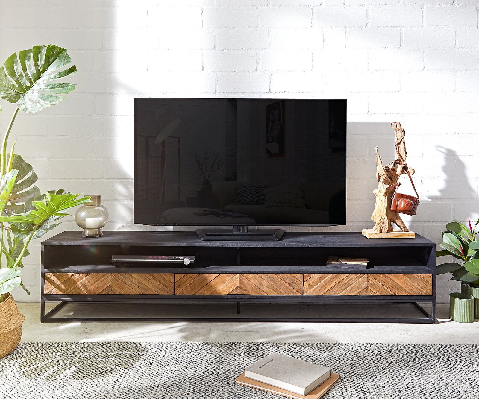 Tv-meubel Famke 200 cm mango teak 2 vakken 3 schuifladen 1