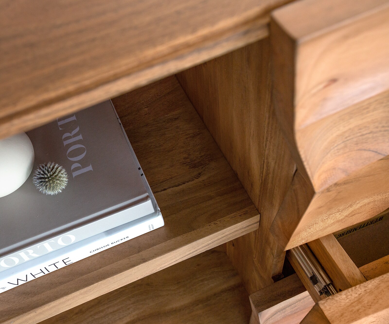 Dressoir Solu 145 cm acacia natuur 2 deuren 3 laden onderstel zwevend metaal zwart 3D-front 9