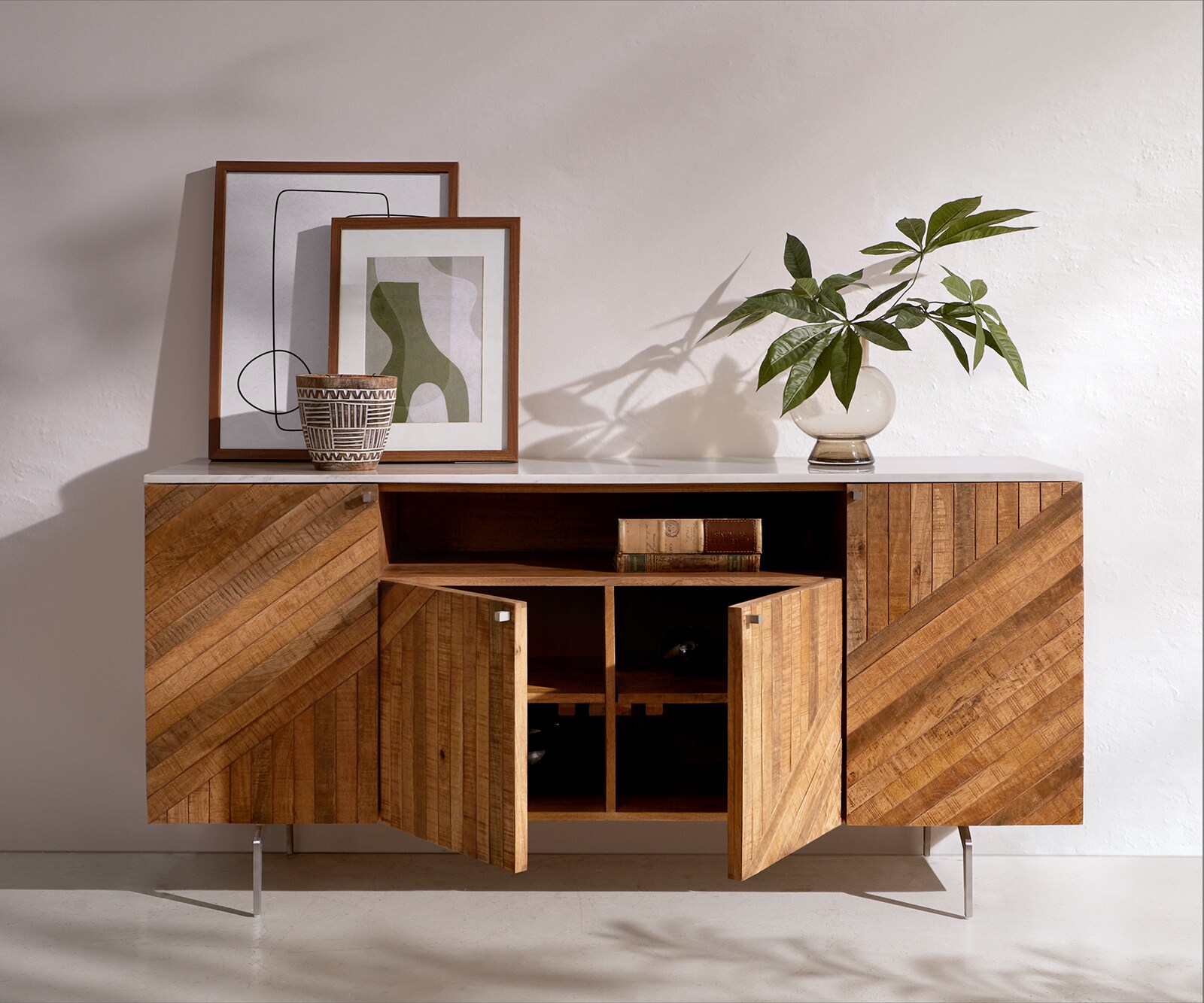 Dressoir Bahan 145 cm Mango Teak 4 deuren 1 legplank marmeren blad wit hoekonderstel roestvrij staal 3
