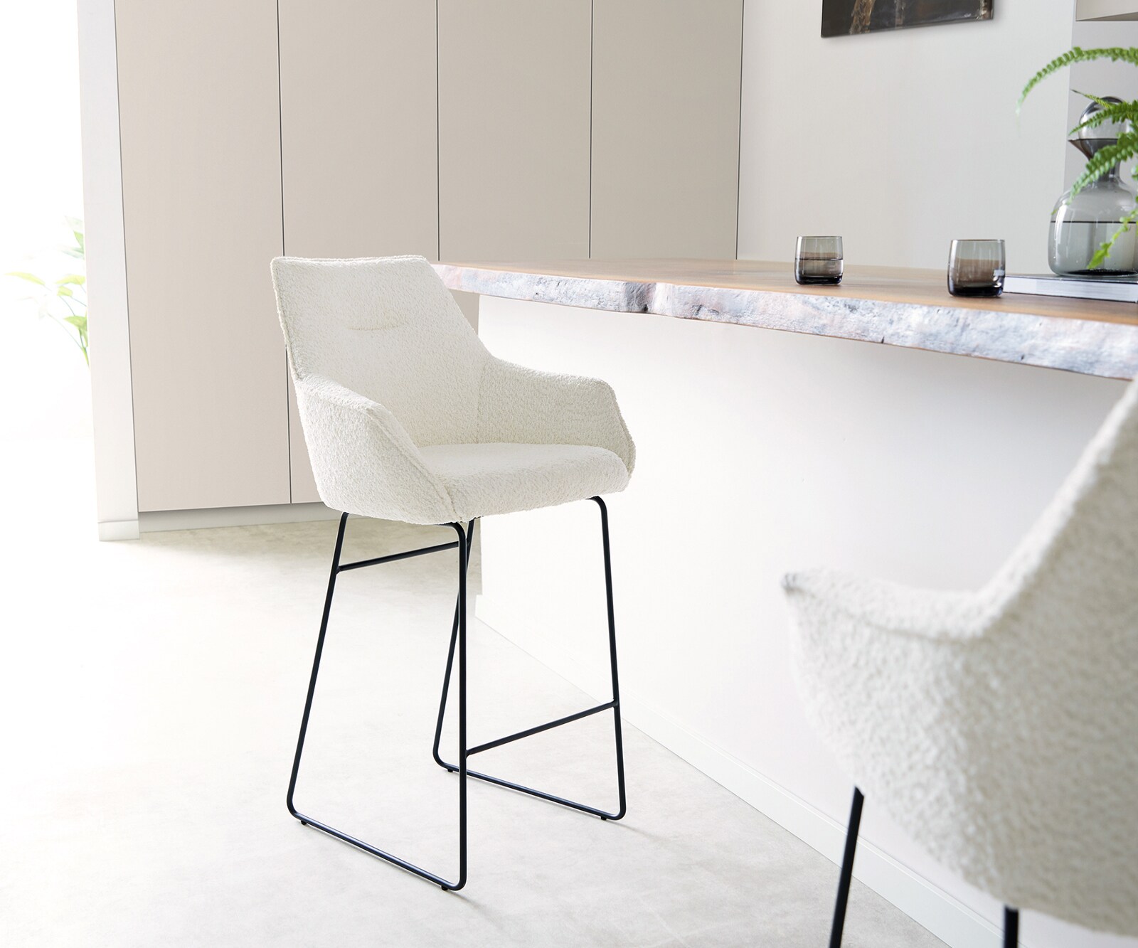 Barstoel Alja-Flex bouclé Wit Metalen sledestoel Zwart pocketvering 1