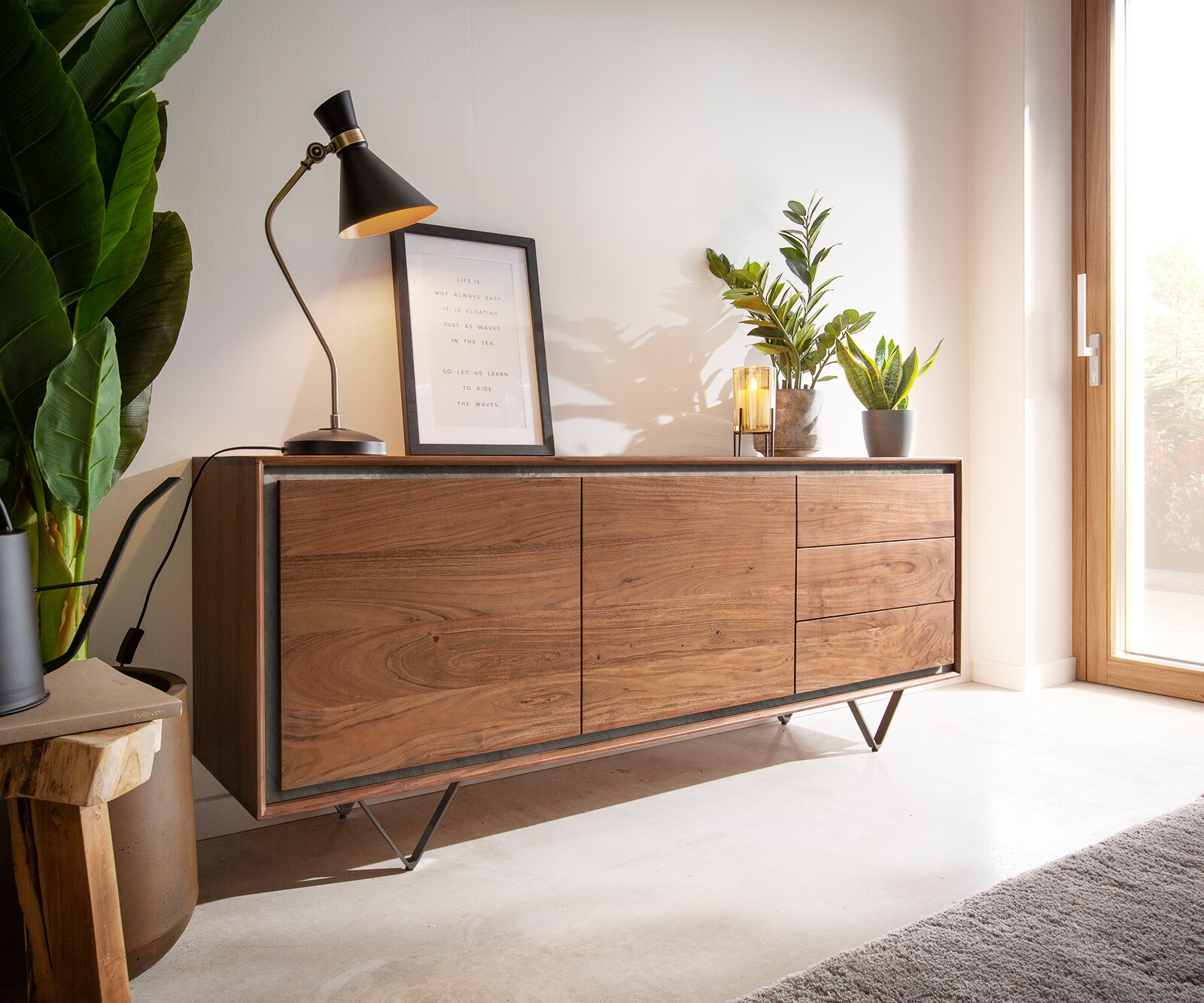 Dressoir Stonegrace 175 cm acacia bruin steenfineer 2 deuren 3 laden V-poot zwart