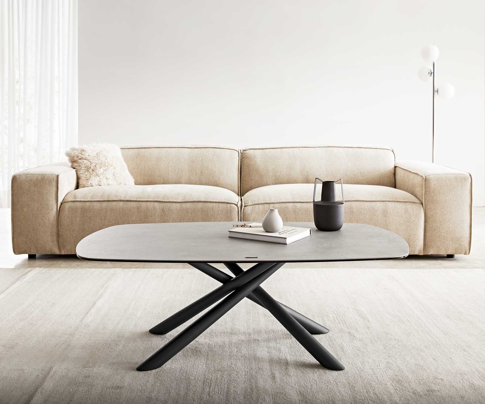 Salontafel Sarita 120x70 cm keramiek Aspetto Concreto betonkleurig onderstel metaal zwart 2 Salontafel Sarita 120x70 cm keramiek Aspetto Concreto betonkleurig onderstel metaal zwart 2