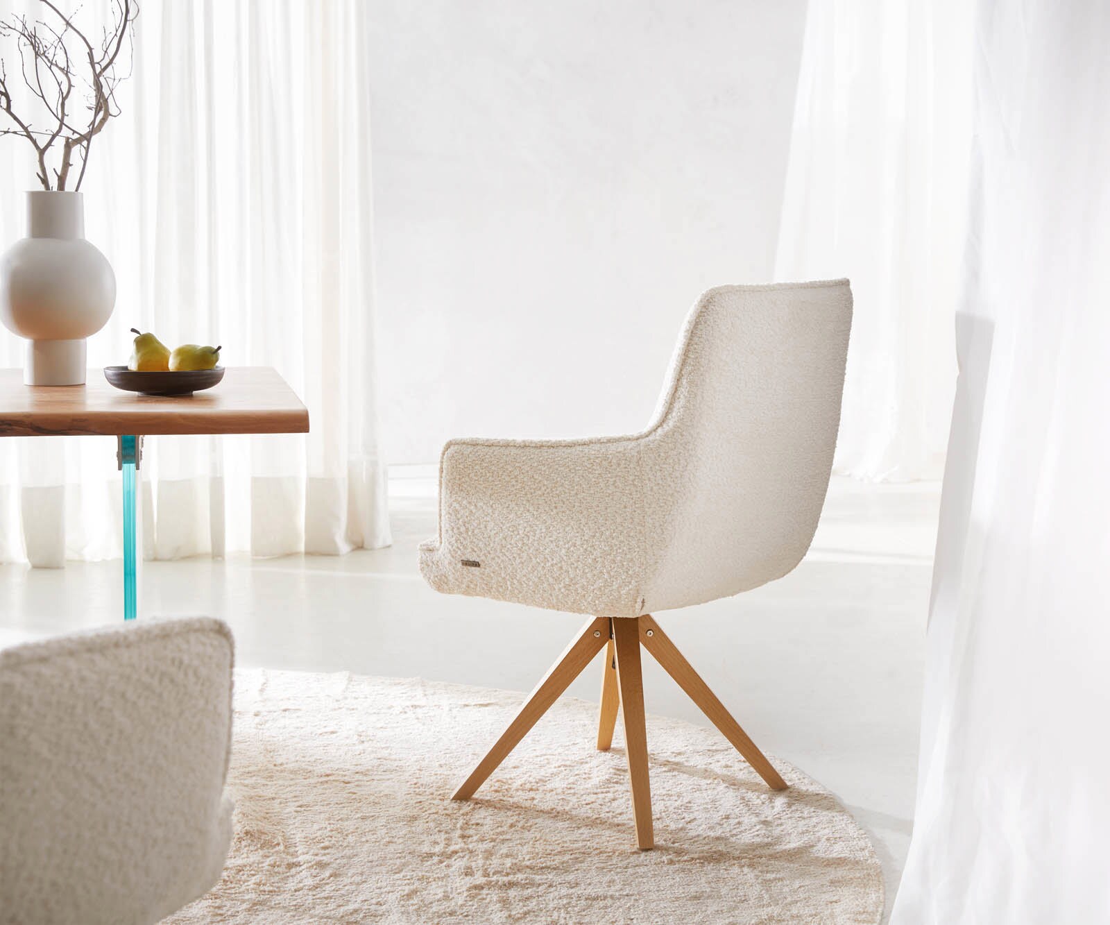 Draaistoel Heira-Flex met armleuning bouclé wit houten frame hoekig natuur 180° draaibaar pocketveer kern 4 Draaistoel Heira-Flex met armleuning bouclé wit houten frame hoekig natuur 180° draaibaar pocketveer kern 4