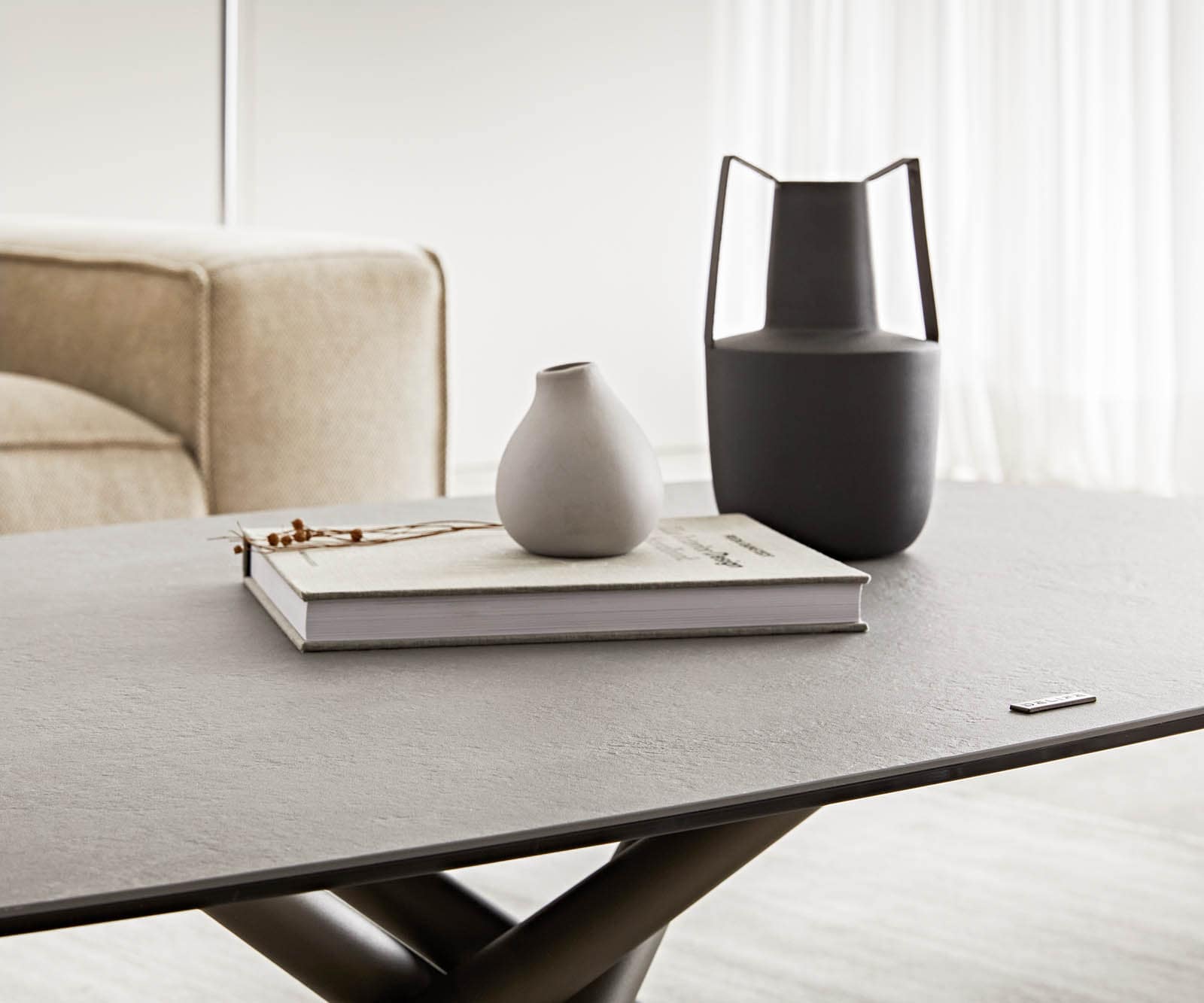 Salontafel Sarita 120x70 cm keramiek Aspetto Concreto betonkleurig onderstel Effectkleur Titanium 7