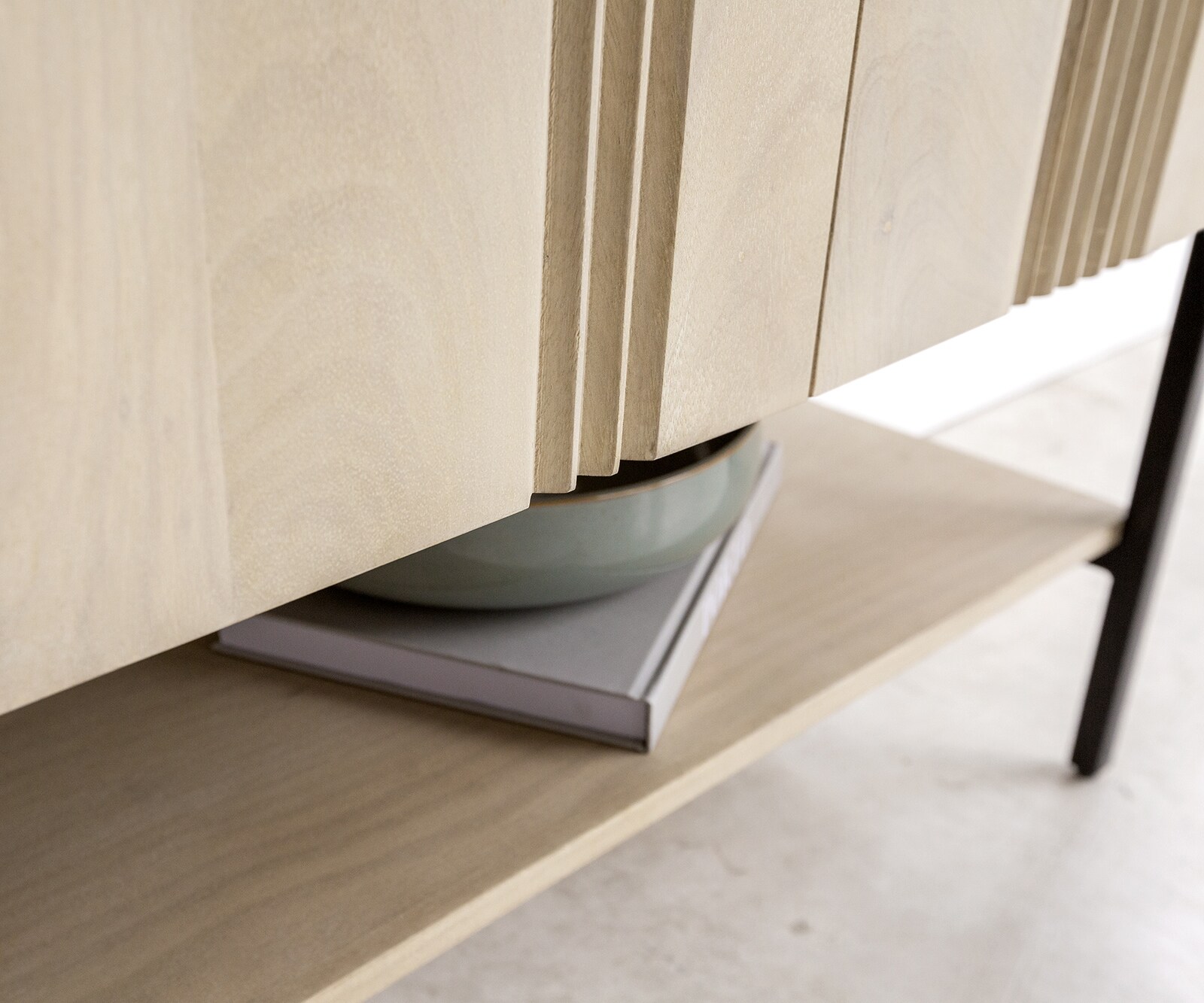 Dressoir Nestos 90x140 cm Mango White Wash metaal zwart 2 deuren 4 Dressoir Nestos 90x140 cm Mango White Wash metaal zwart 2 deuren 4