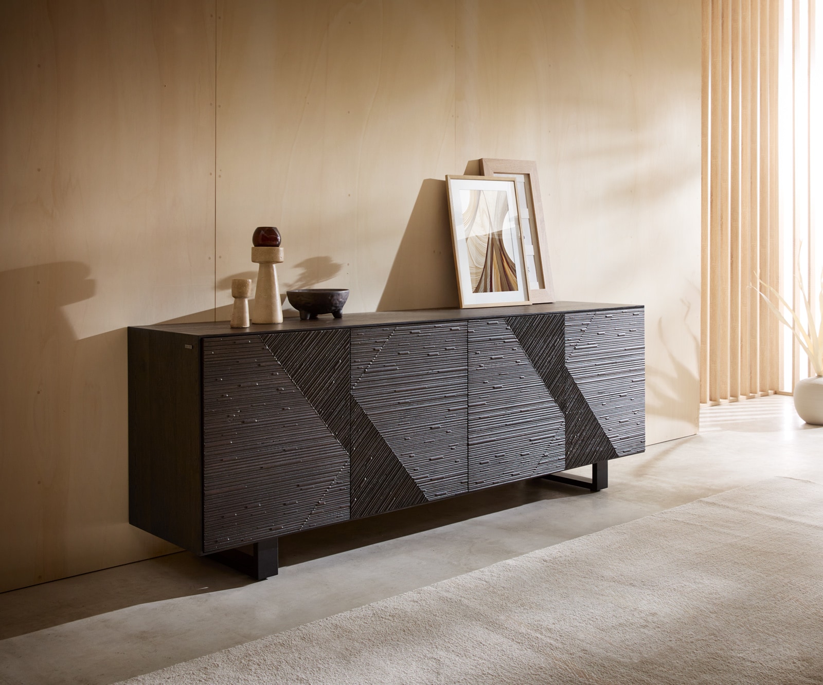 Dressoir Tereos 200 cm donkerbruin essenhout 3D-effect 4 deuren met metalen sledepoten zwart Dressoir Tereos 200 cm donkerbruin essenhout 3D-effect 4 deuren met metalen sledepoten zwart